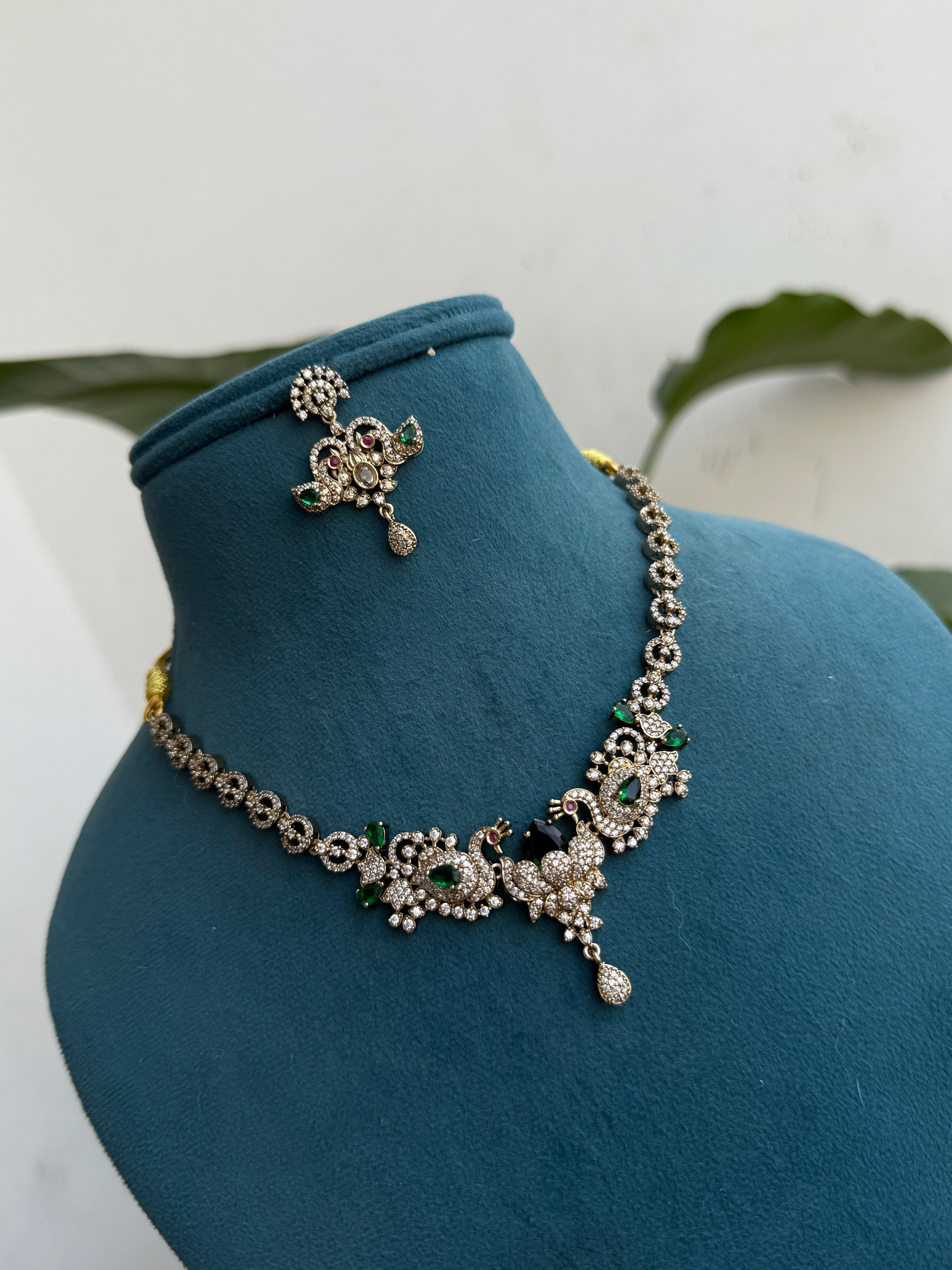 Ns446 victorian peacock neckset