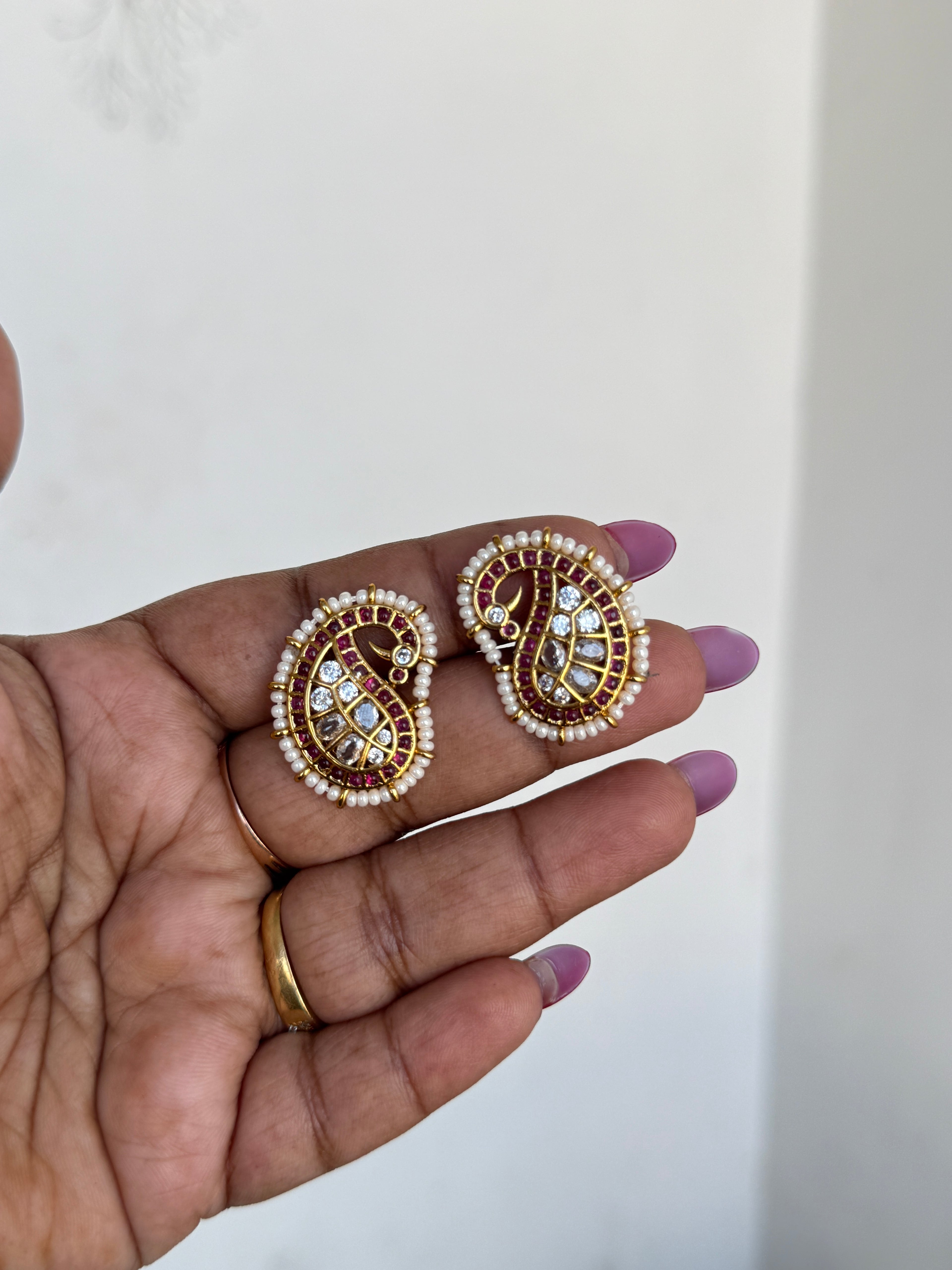 St037 pearl kemp mango peacock studs