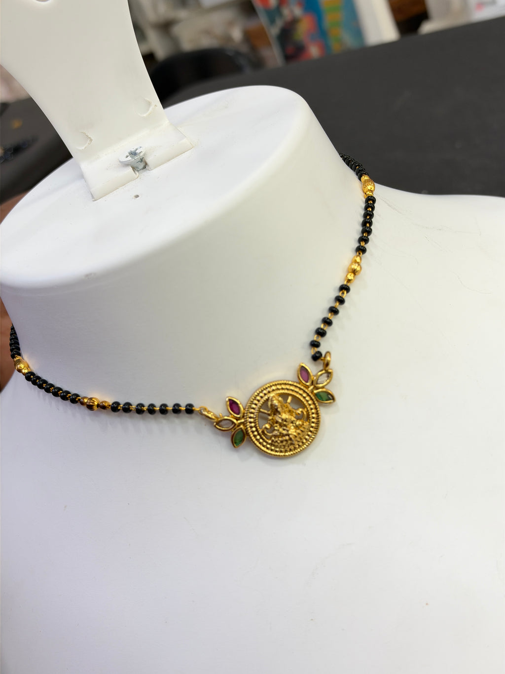Bb444 Lakshmidevi 3 stones single line 18 inches black beads