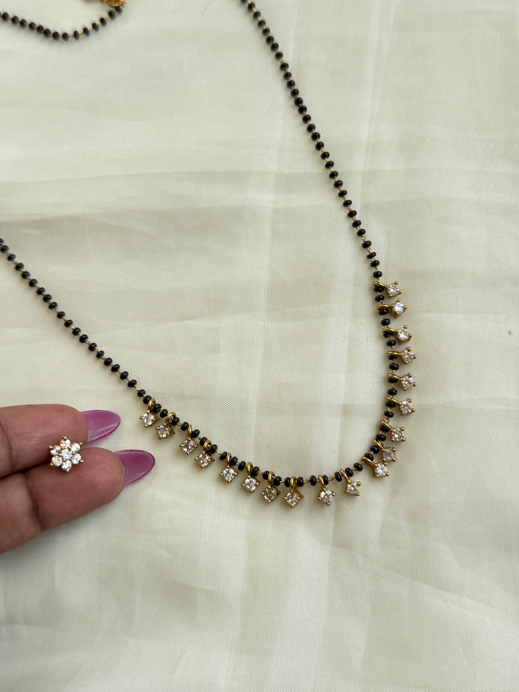 Bb002  single line white stone short blackbeads
