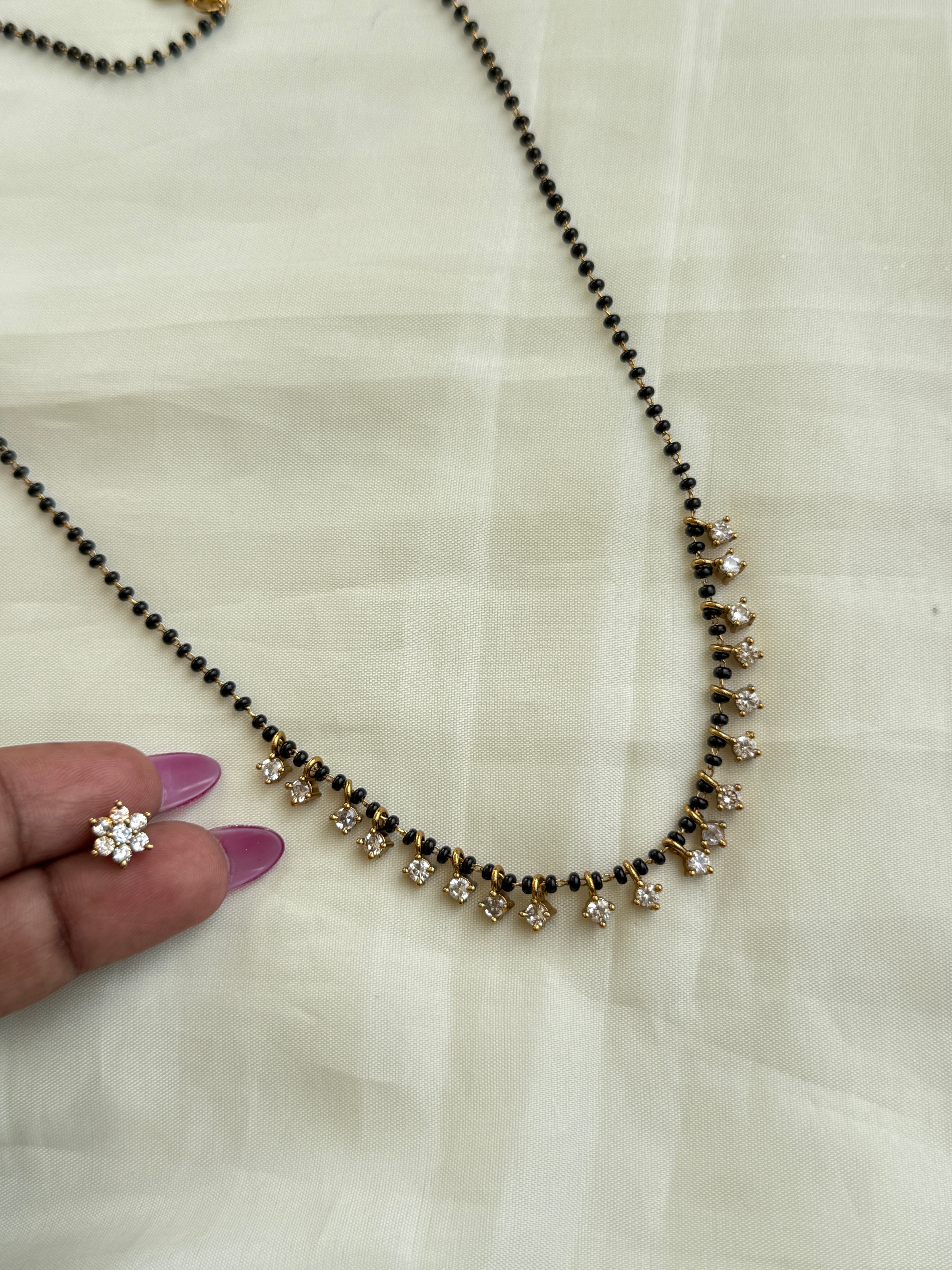 Bb002  single line white stone short blackbeads