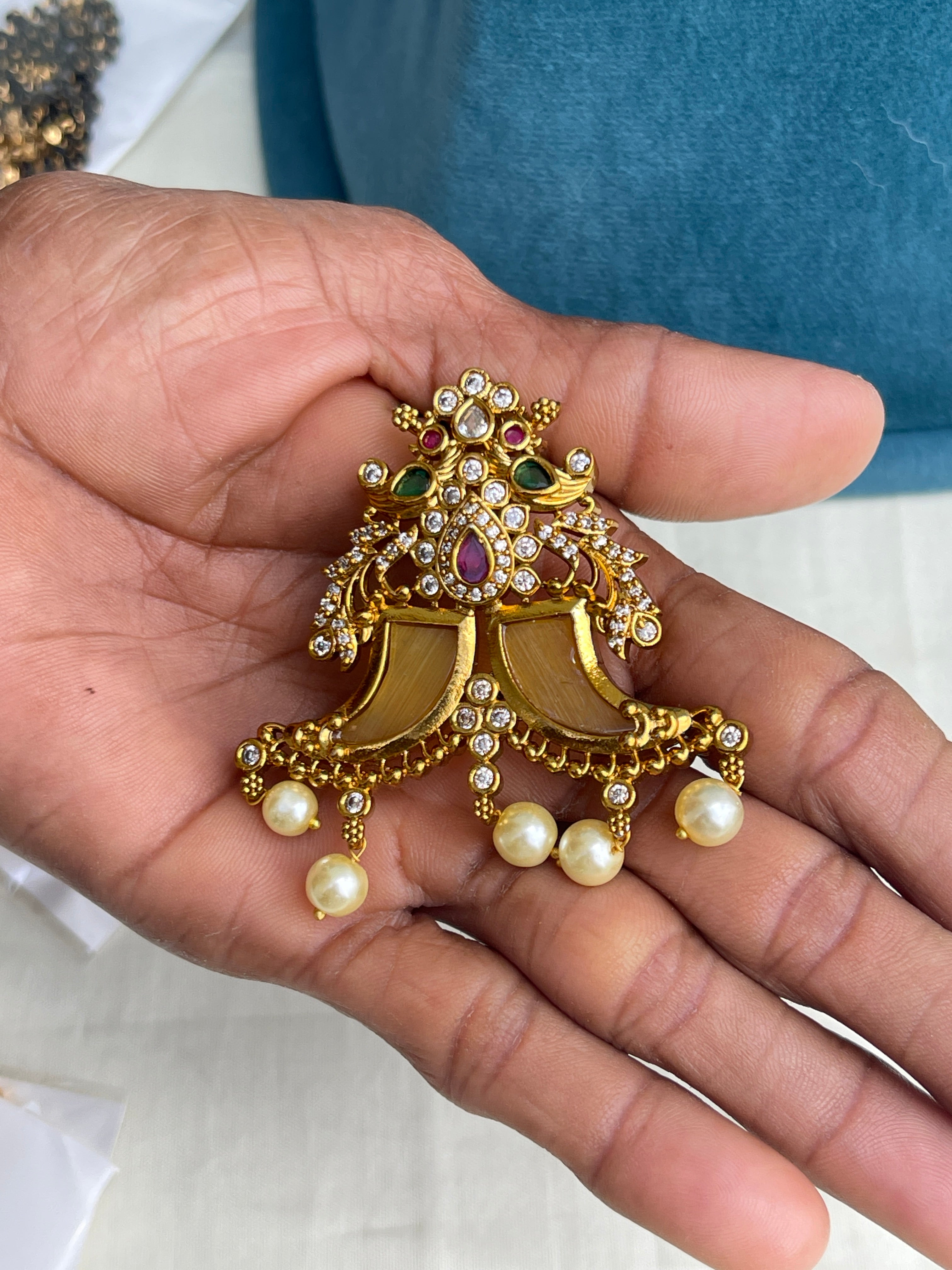 Puligoru pendant