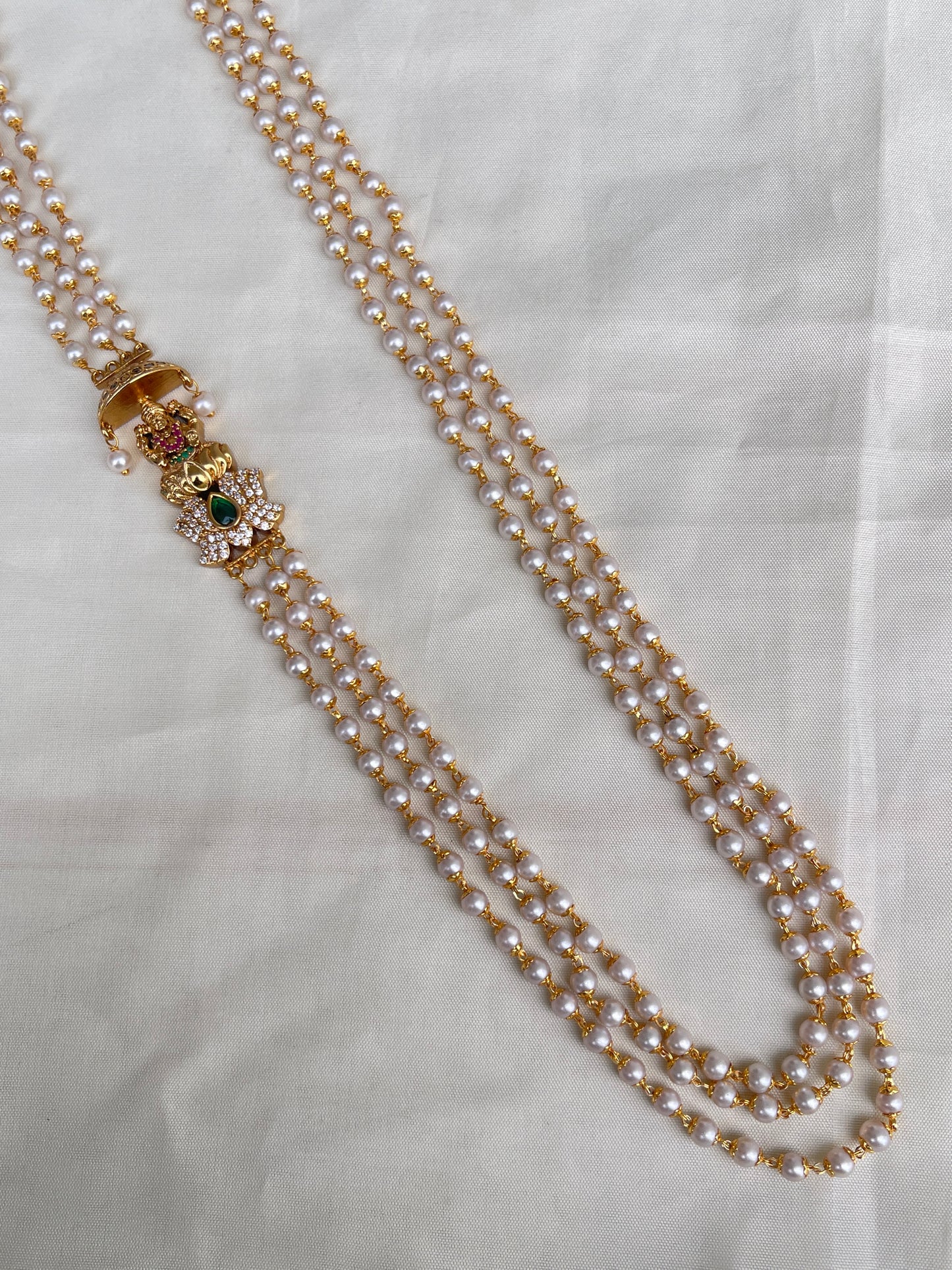 3 layers pearl chain with side pendant