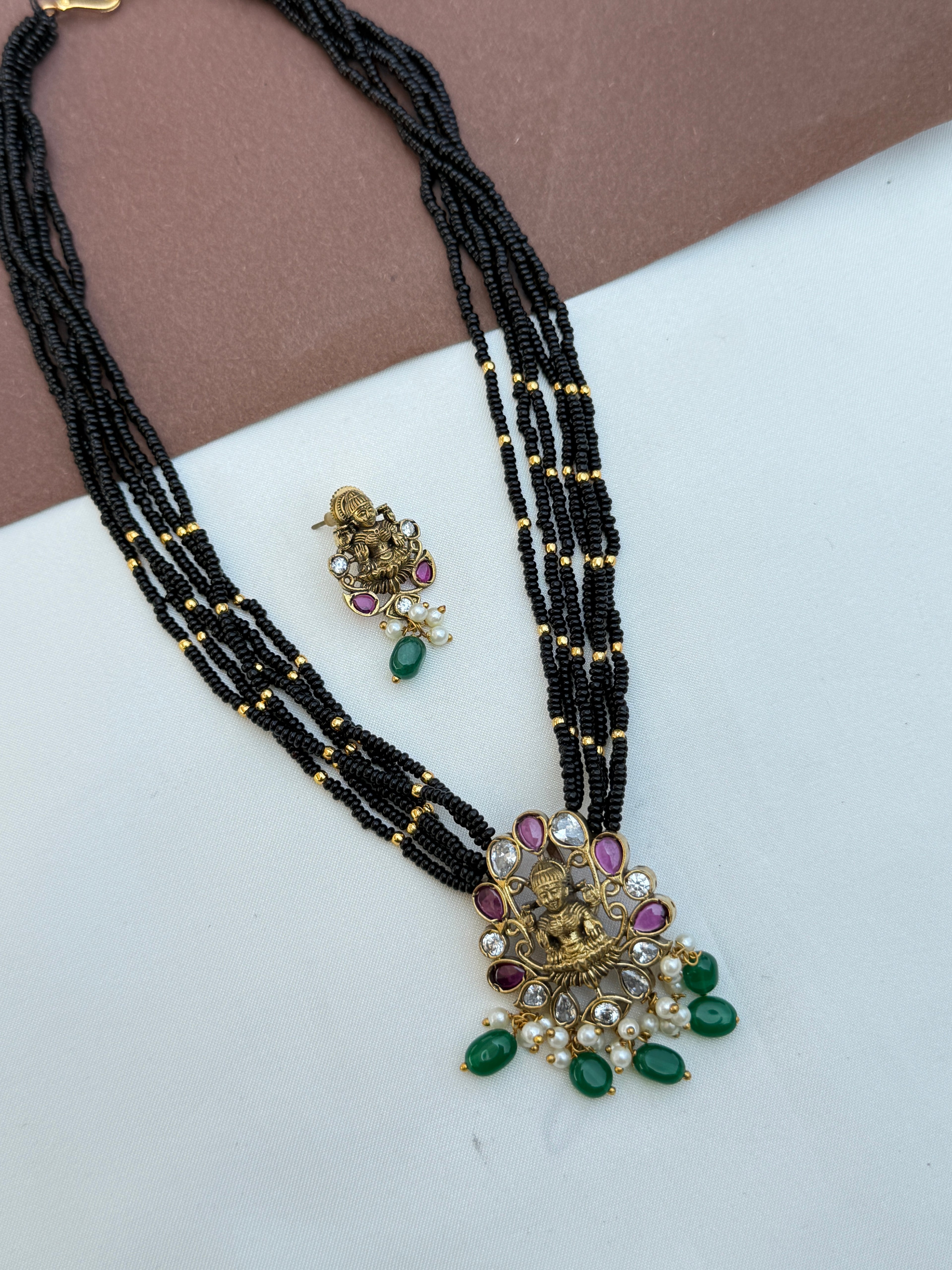 Bb087 18 inches 6 lines lakshmidevi blackbeads with green beads with earrings