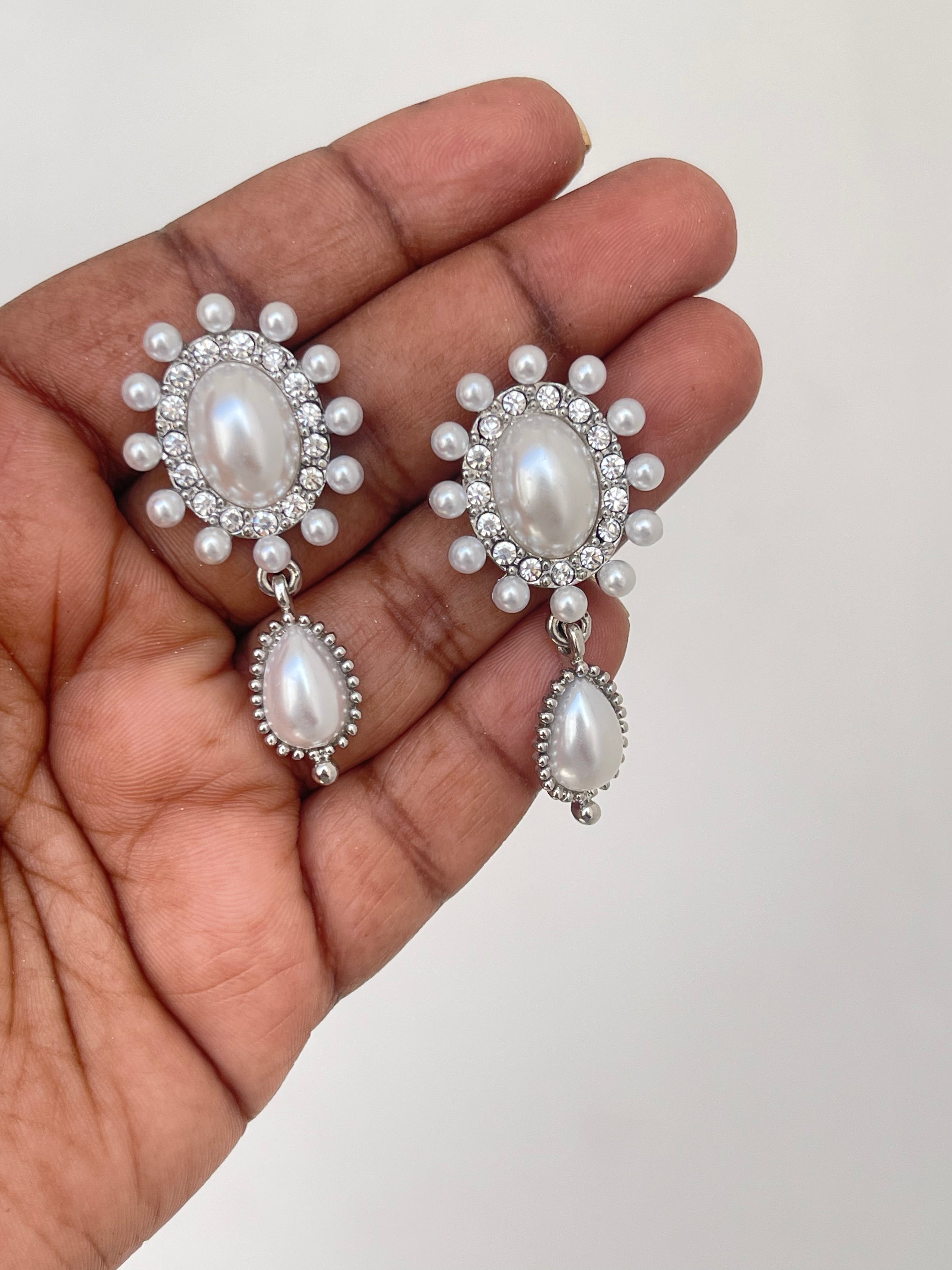 Oval Pearl hanging earrings