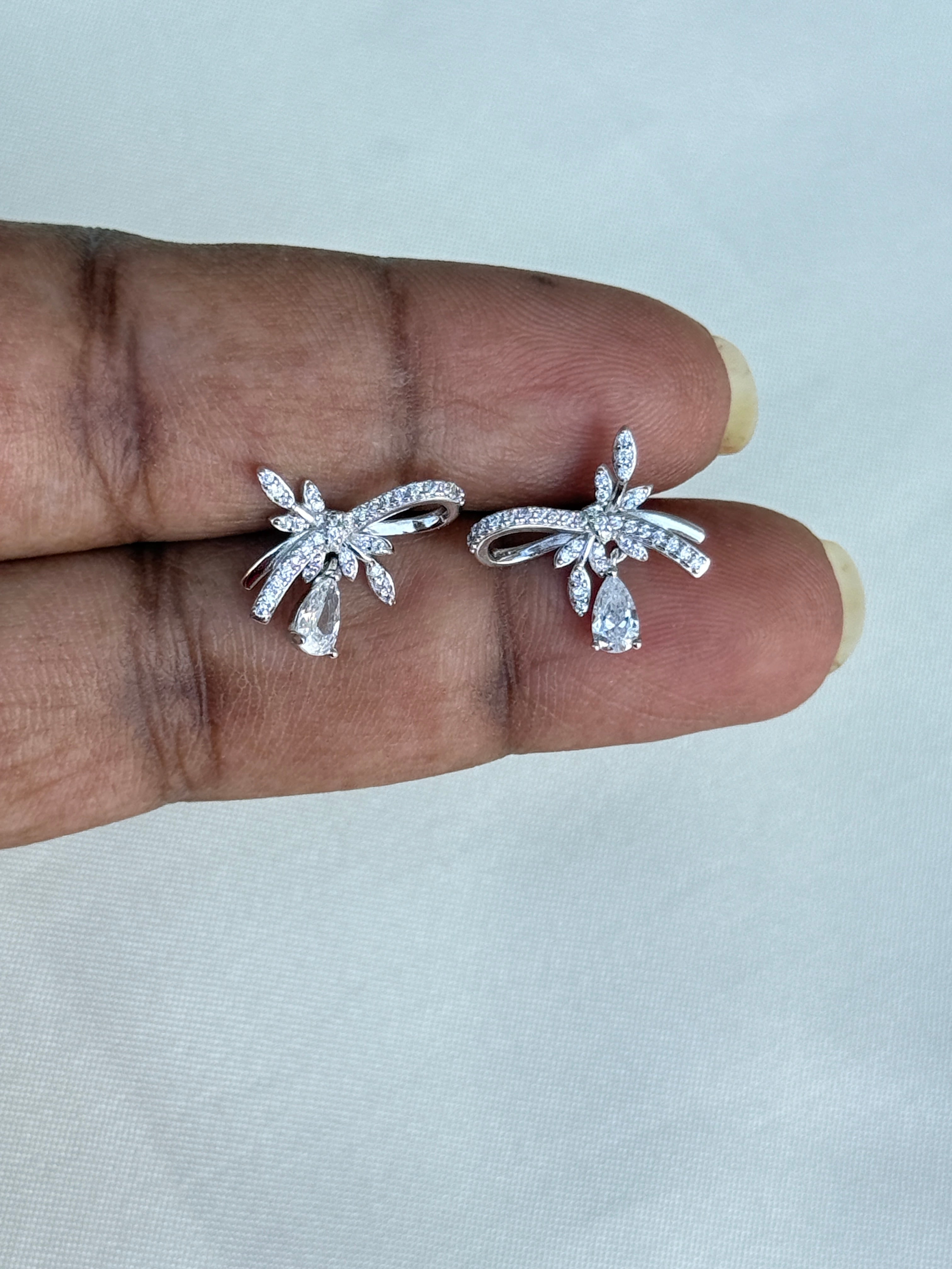 Se019 92.5silver hallmark bow studs