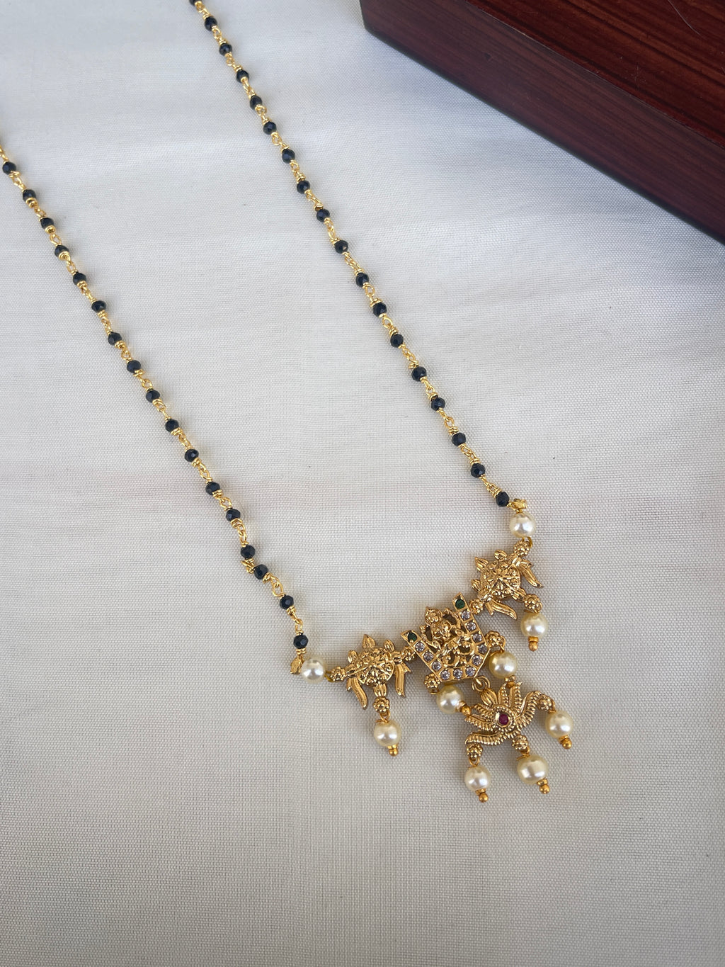 Single line Lakshmi Devi short blackbeads