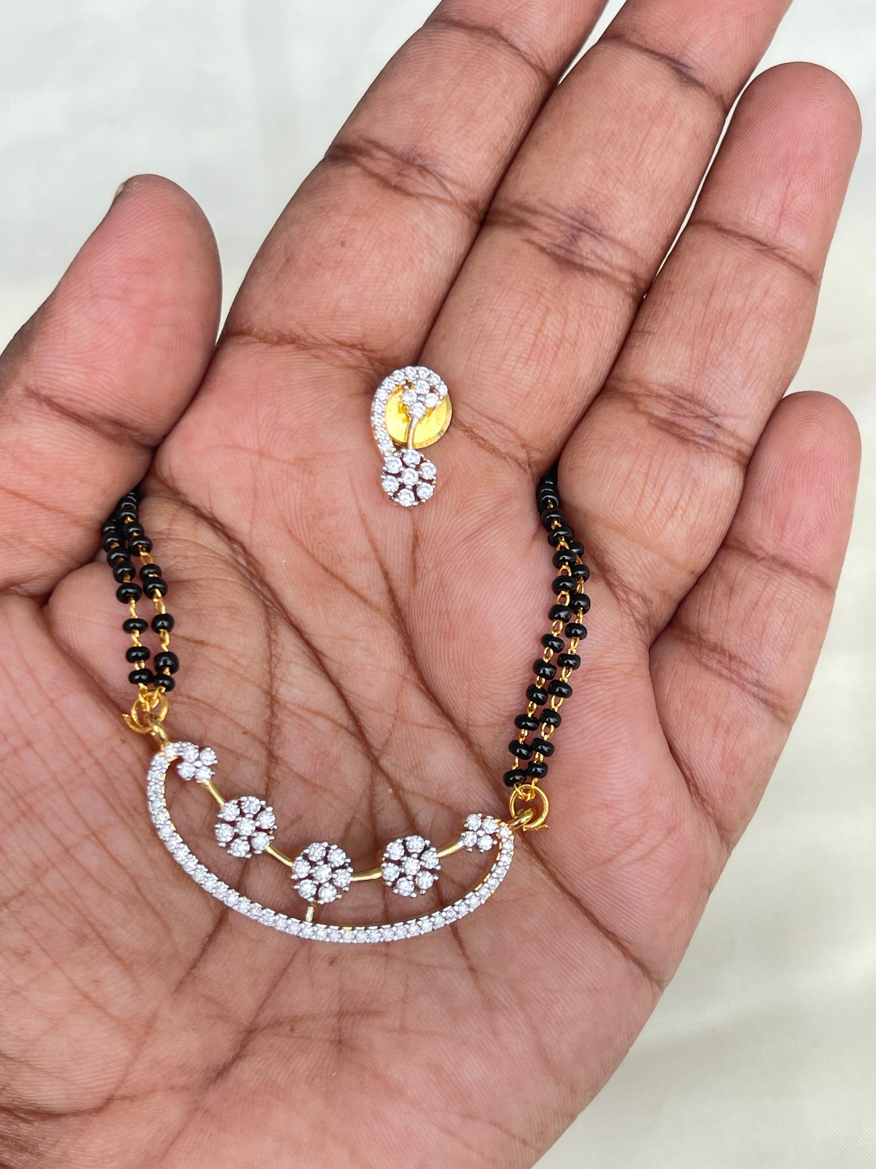 3 flower diamond locket 2 lines short blackbeads bb1622