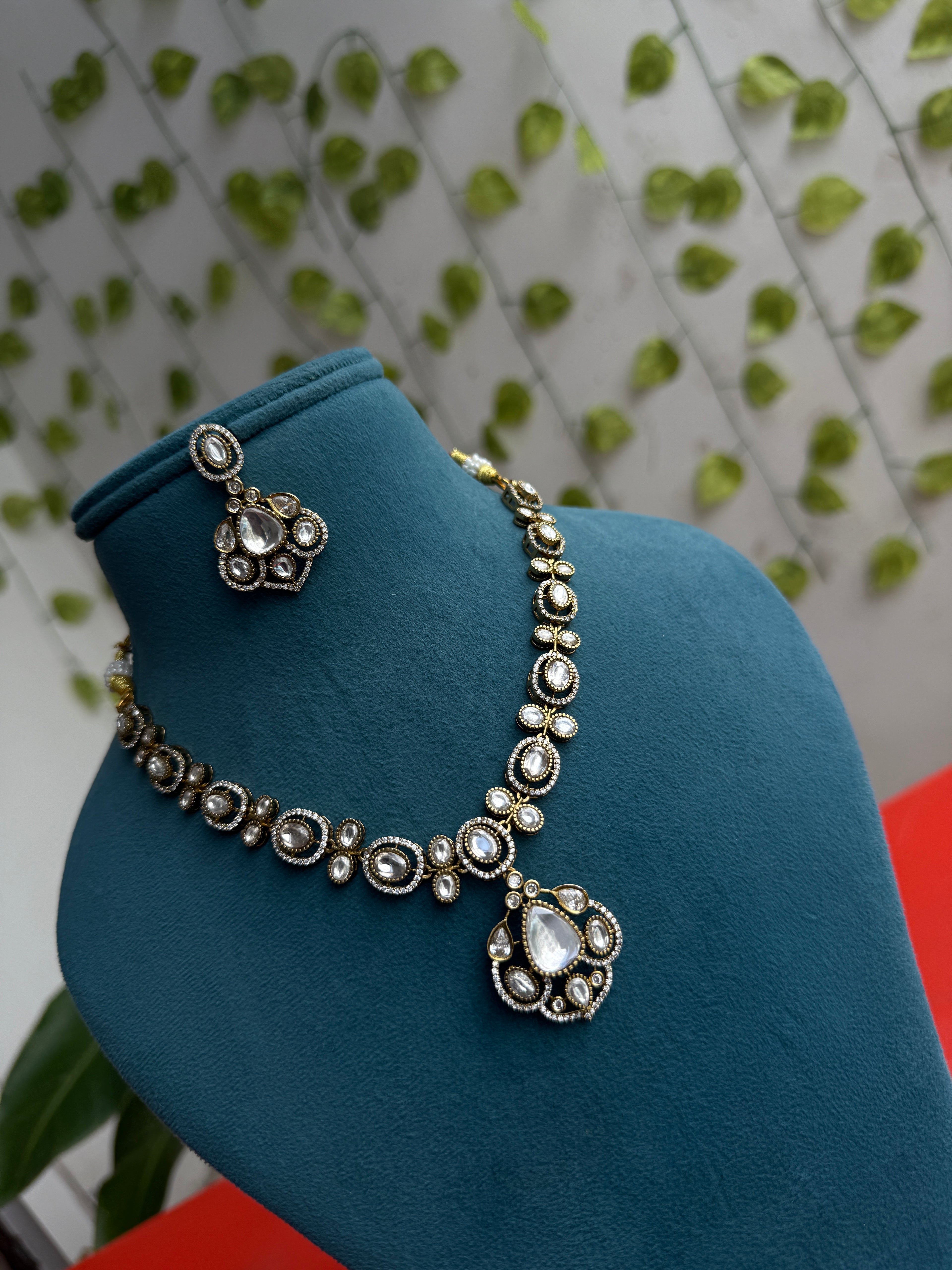 Unique moissanite  teardrop  neckset  flower design with  earrings ns949
