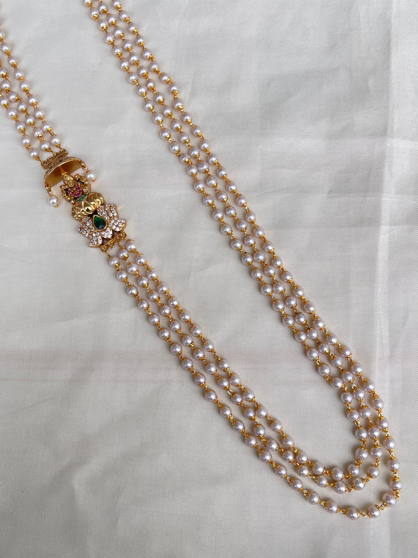 3 layers pearl chain with side pendant