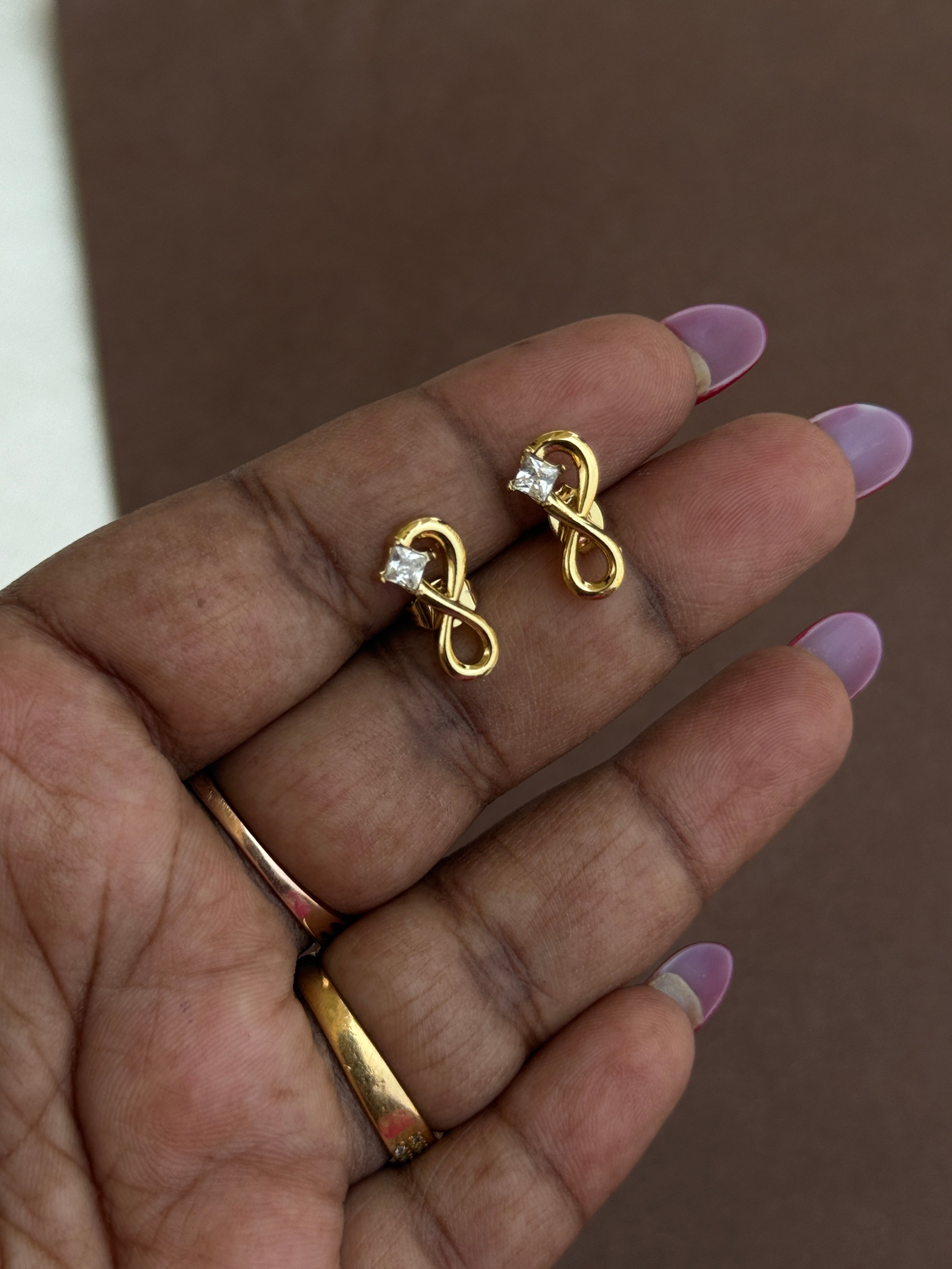 Er240 anti tarnish infinity small studs suits for kids and adults