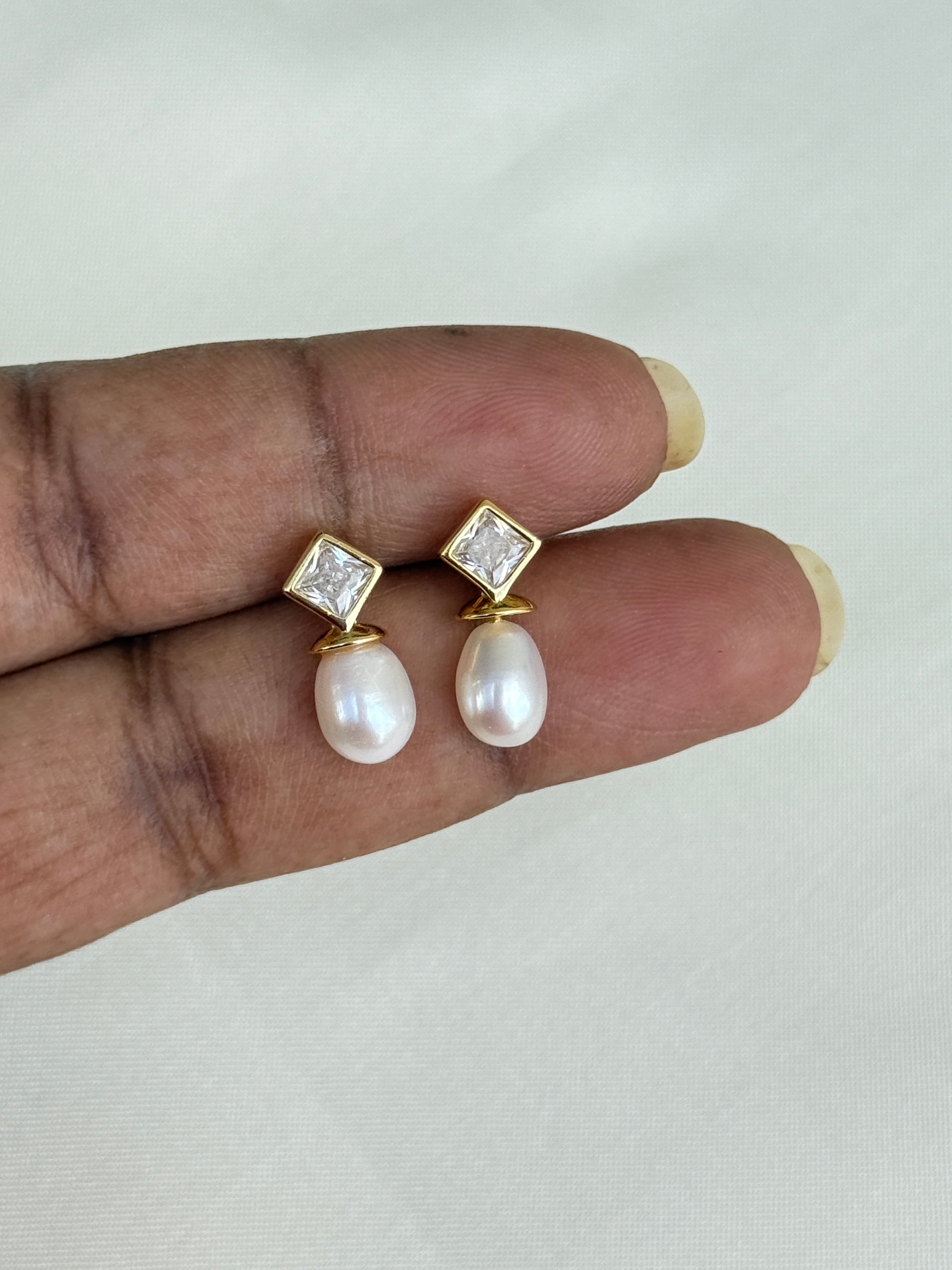 Se013 92.5 silver hallmark pearl studs