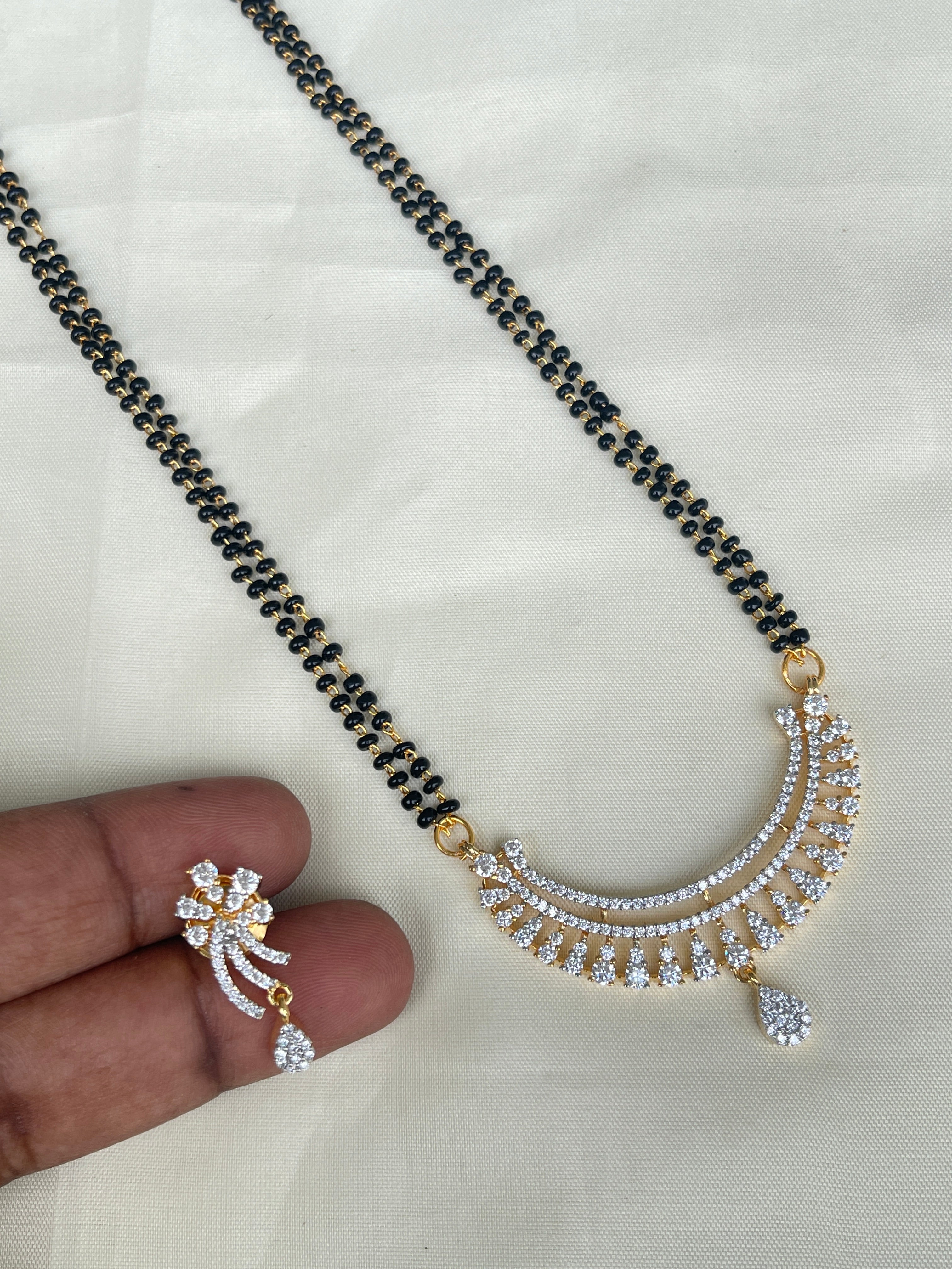 2 lines short blackbeads with diamond finish locket and earrings