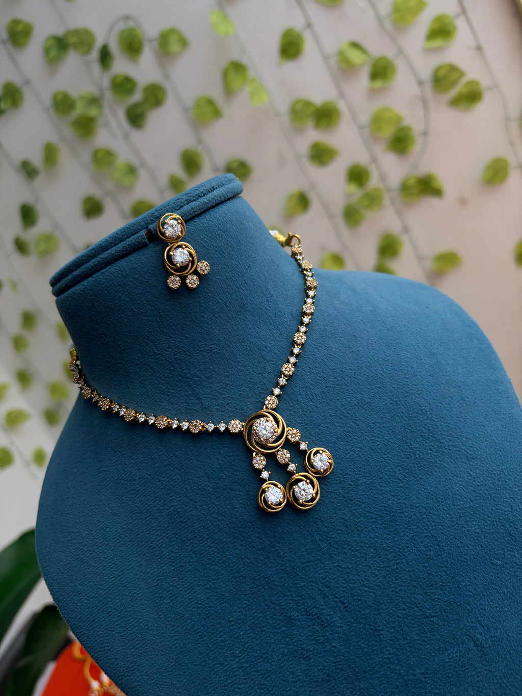 Diamond finish simple and single layer short Neckset with Earrings Ns947