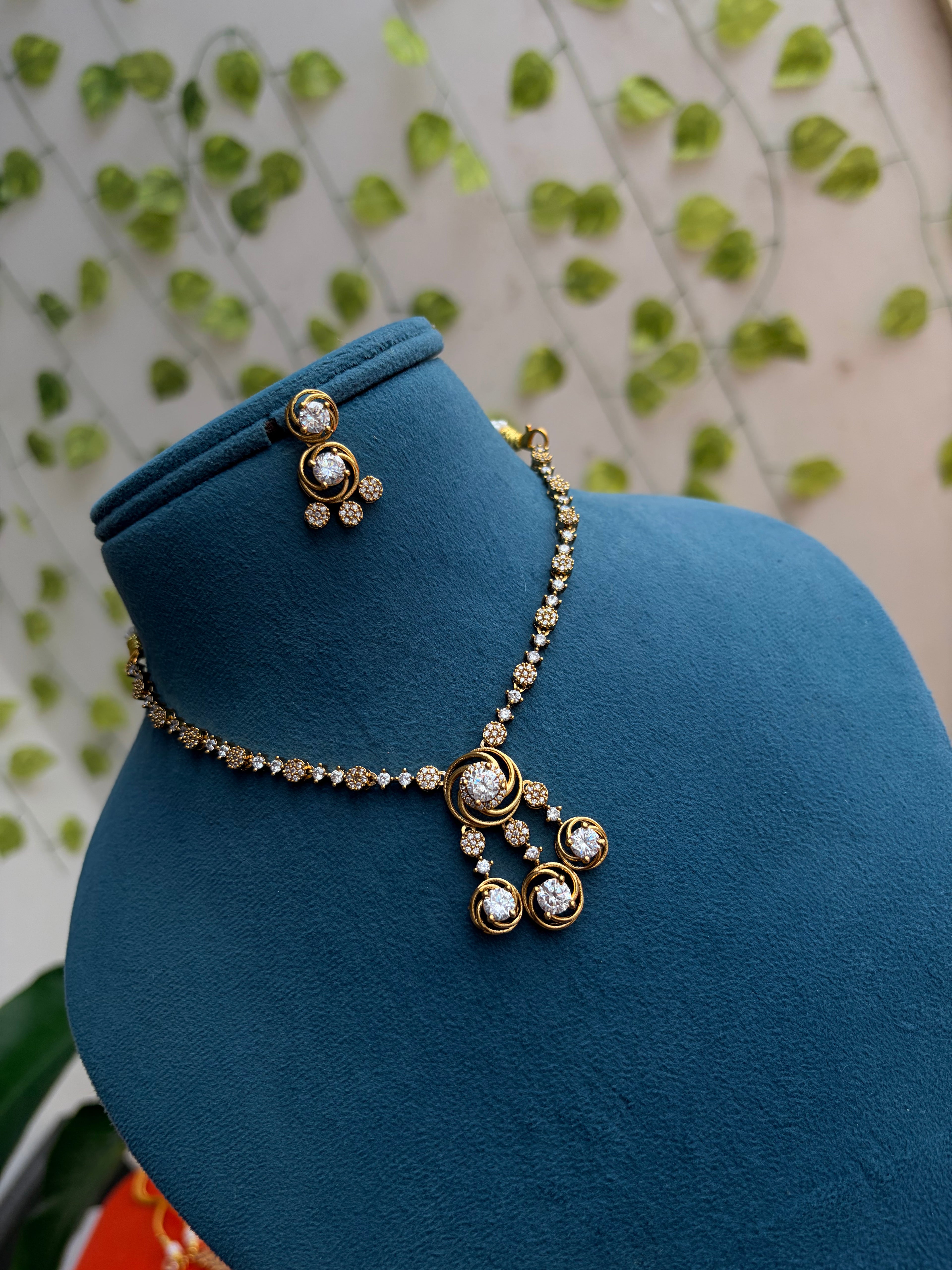 Diamond finish simple and single layer short Neckset with Earrings Ns947
