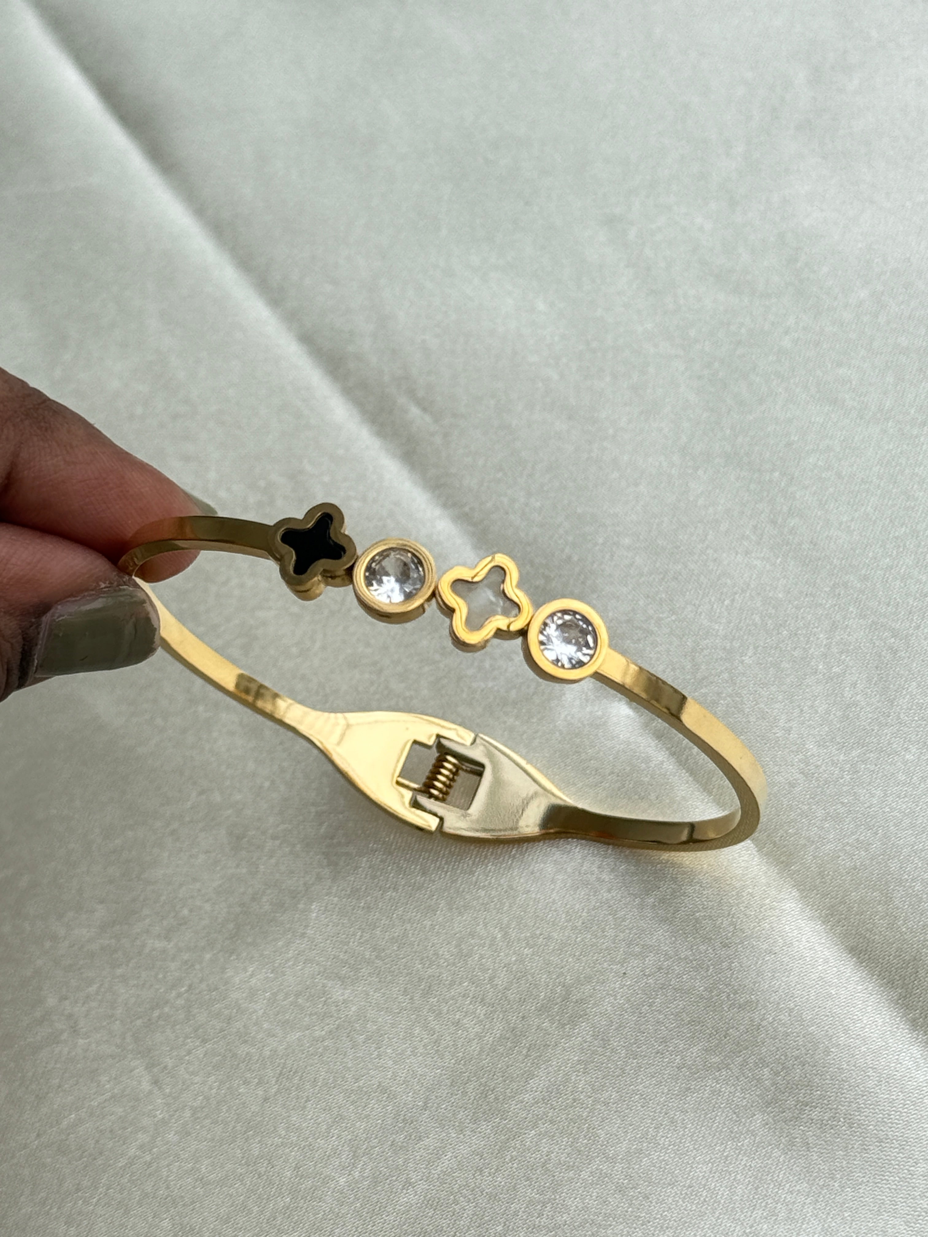 Ab019 black and white trending Anti tarnish bracelets
