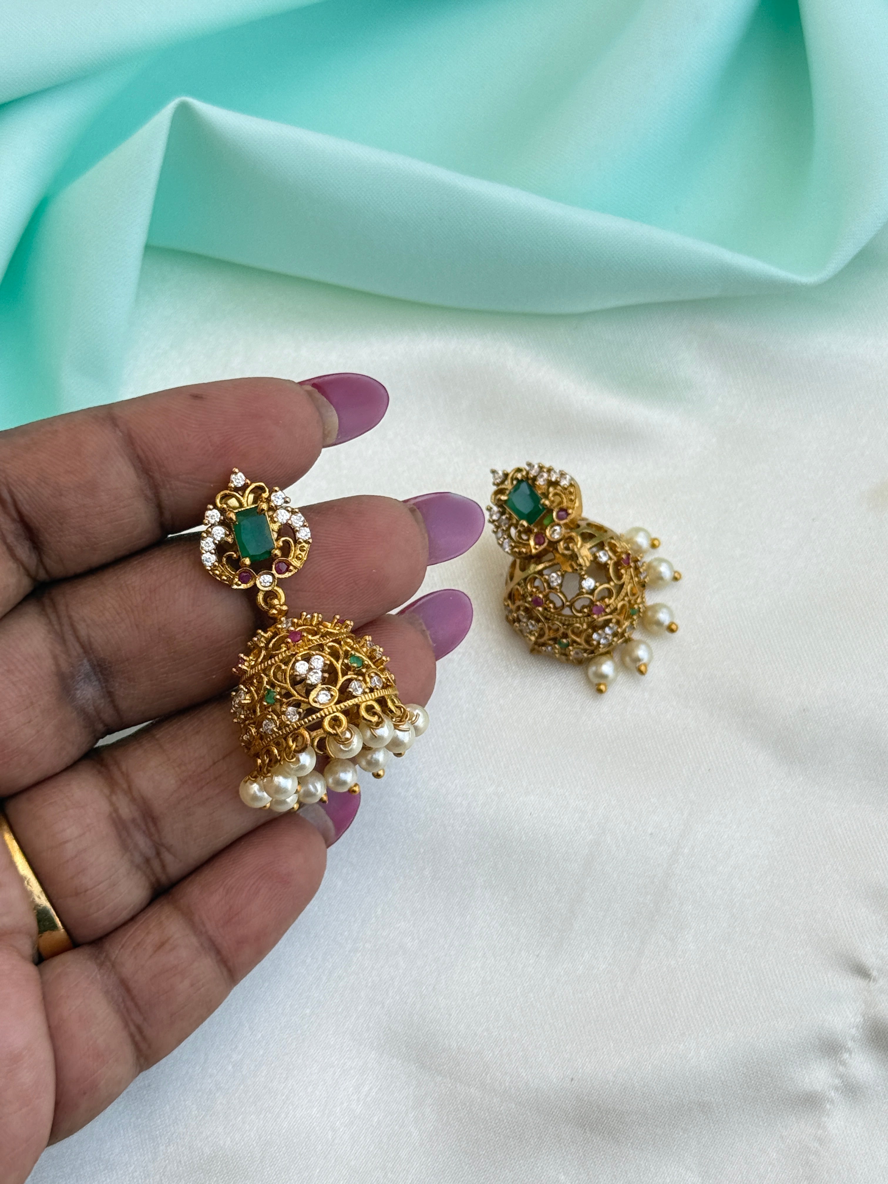 Er244 butta earrings with green beads and pearls