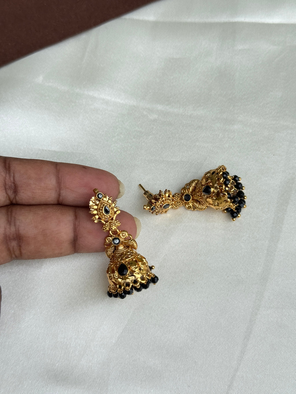 Er104 blackbeads butta Earrings