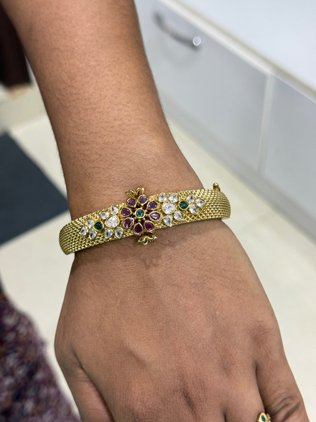 Kemp stones flower 2.4 to 2.6 size openable Kada bracelet br600