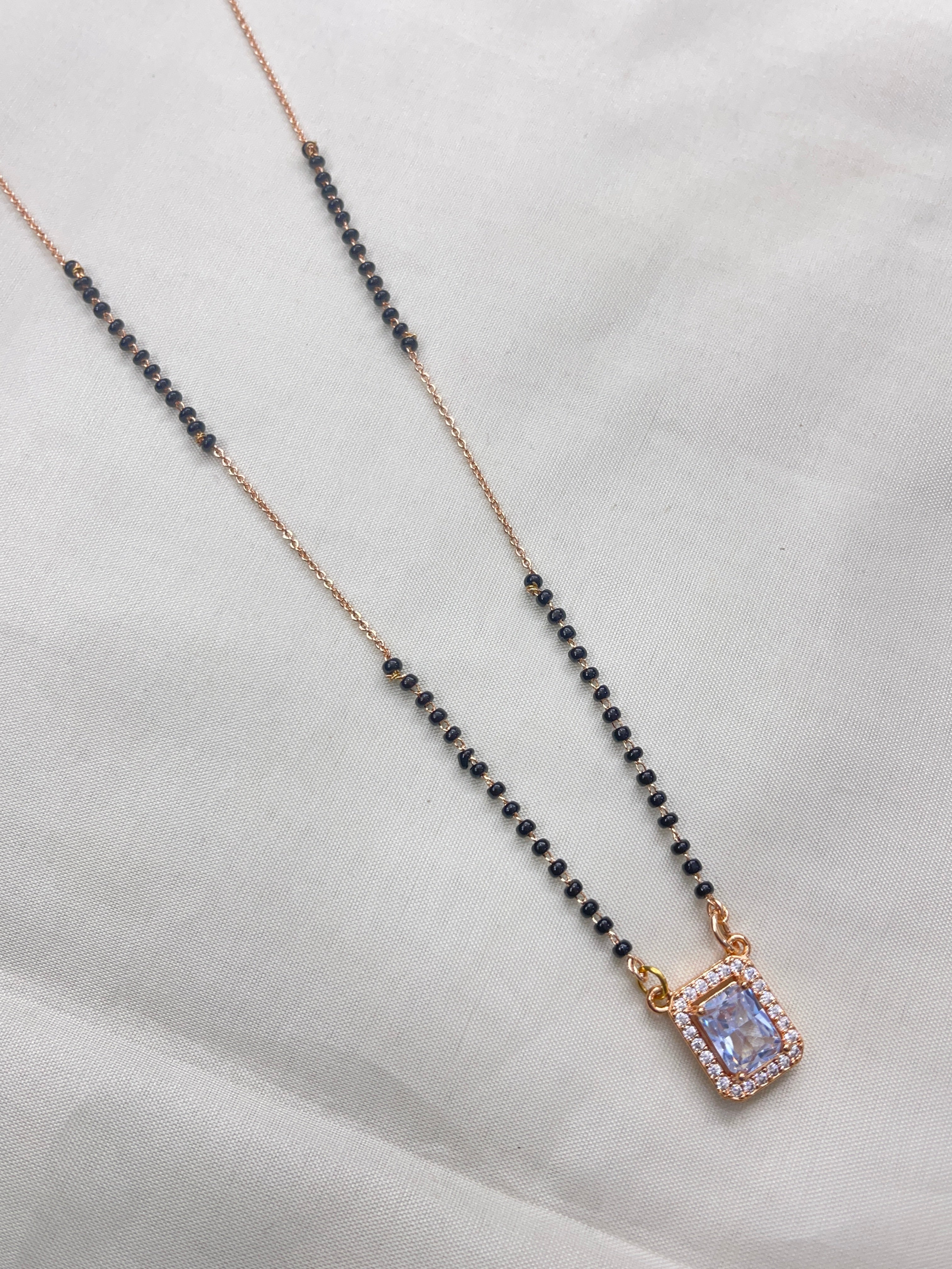 Single line short blackbeads with square pendant