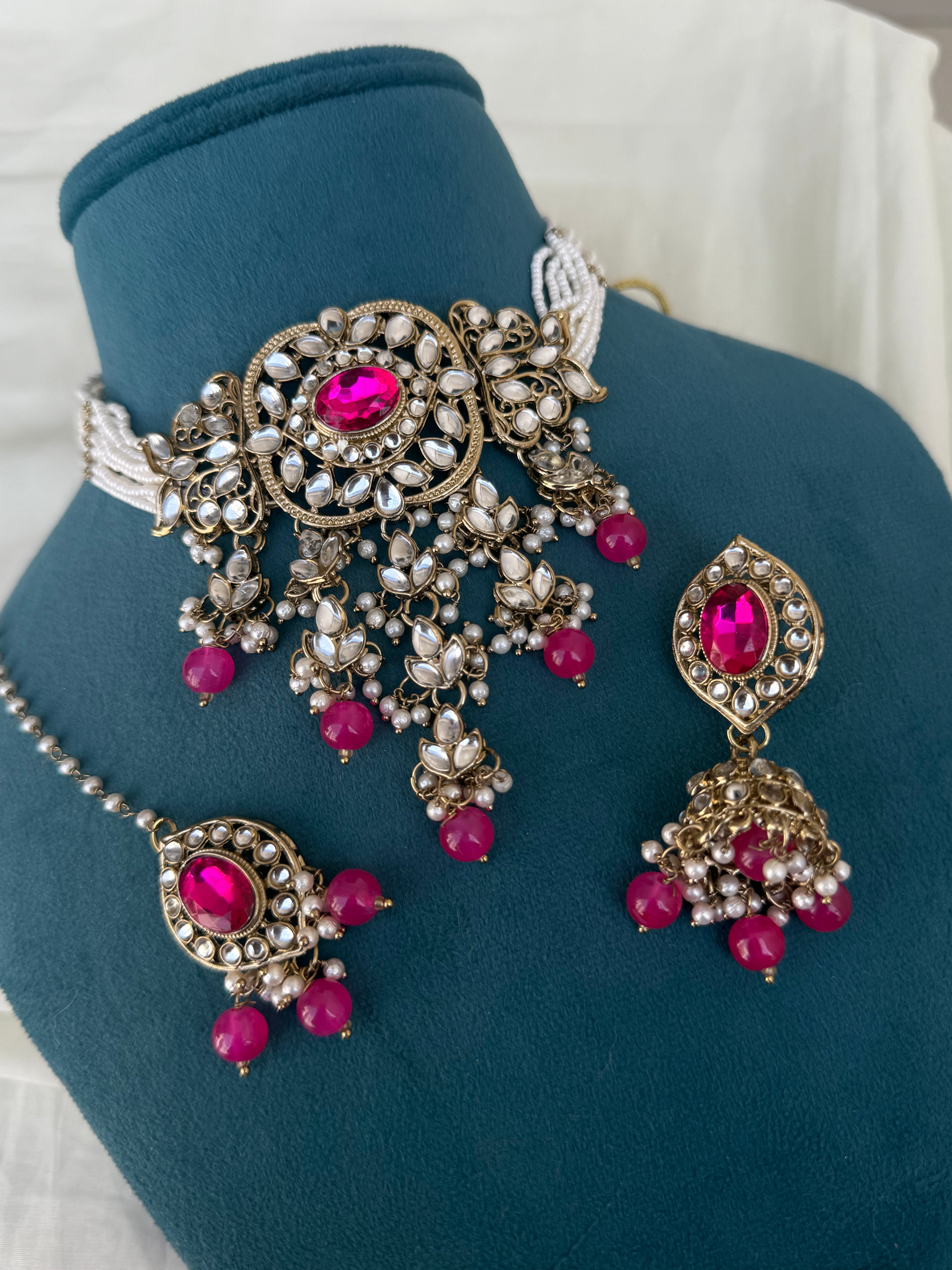 Ch001 Kundan choker with tikka and earrings