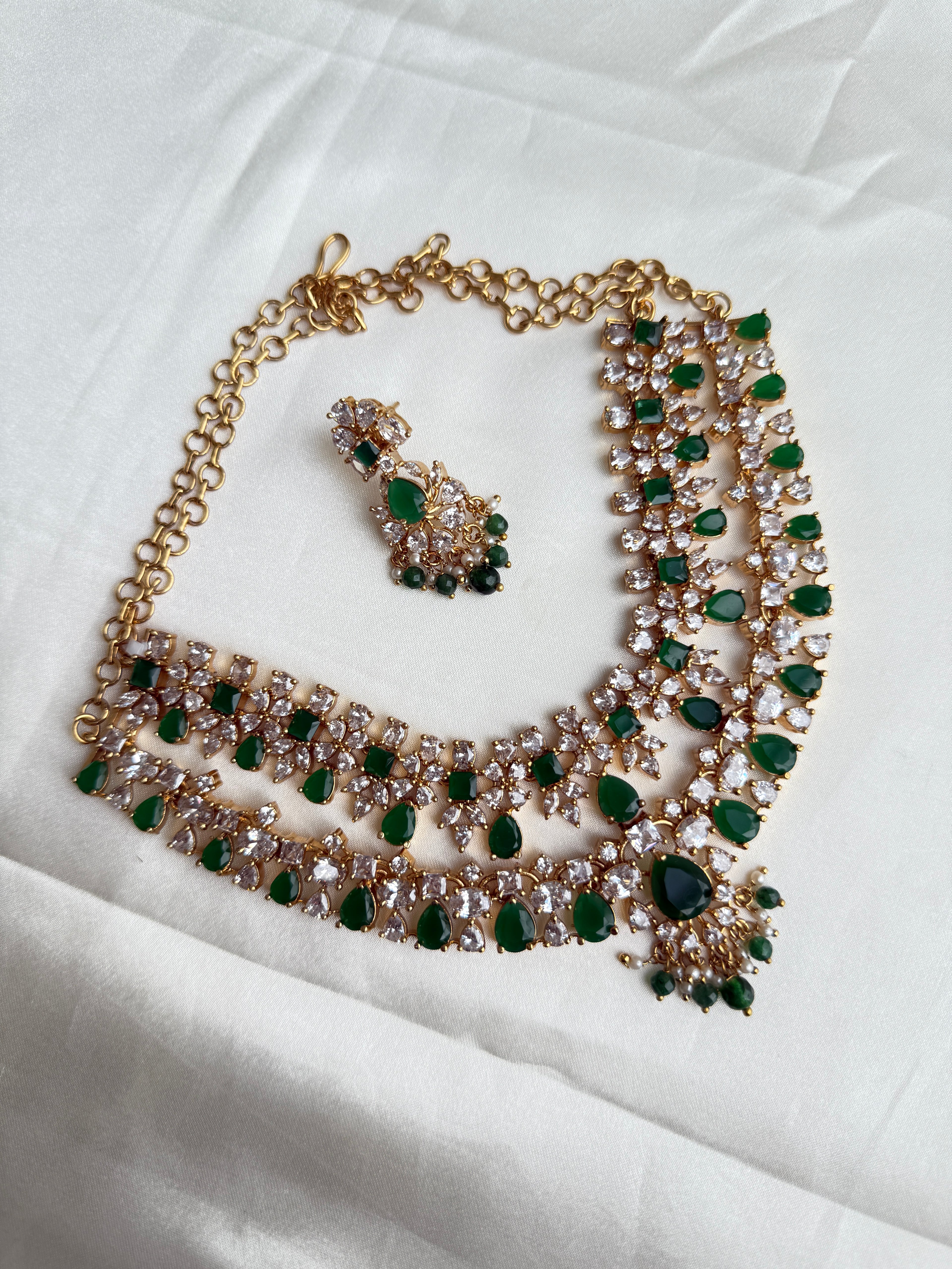 Ns340 2 steps emerald uncuts neckset