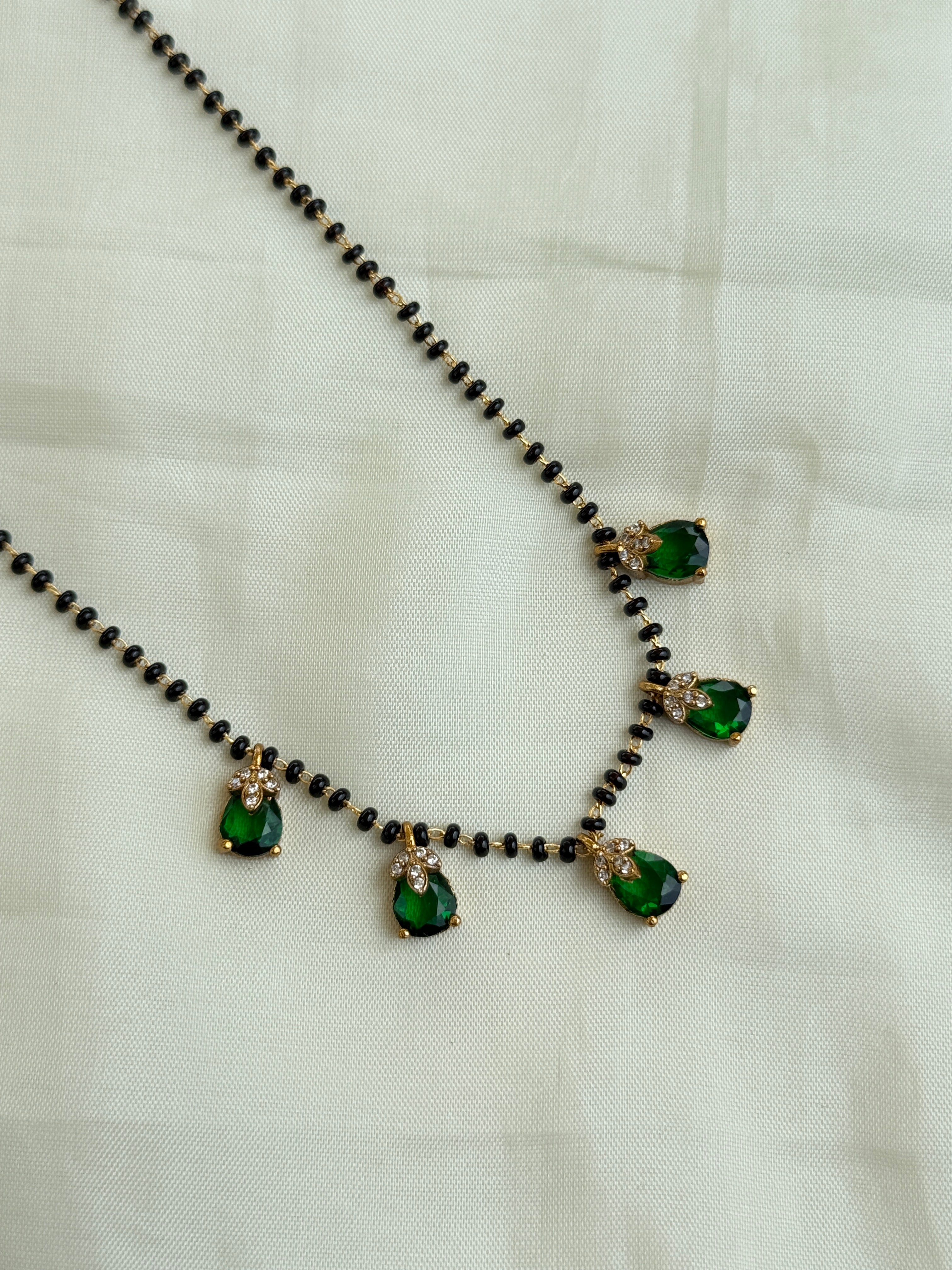 Bb008 single line 5stones blackbeads