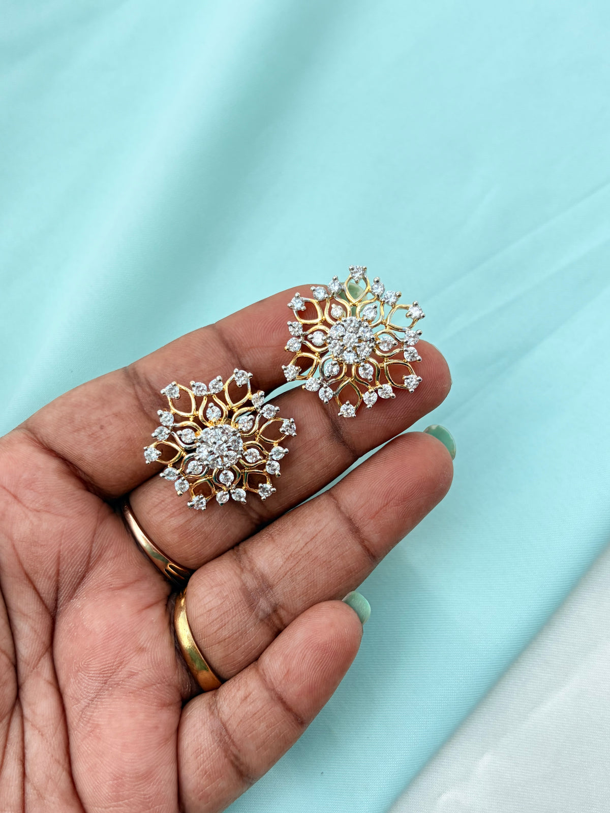 Unique flower design diamond studs st187