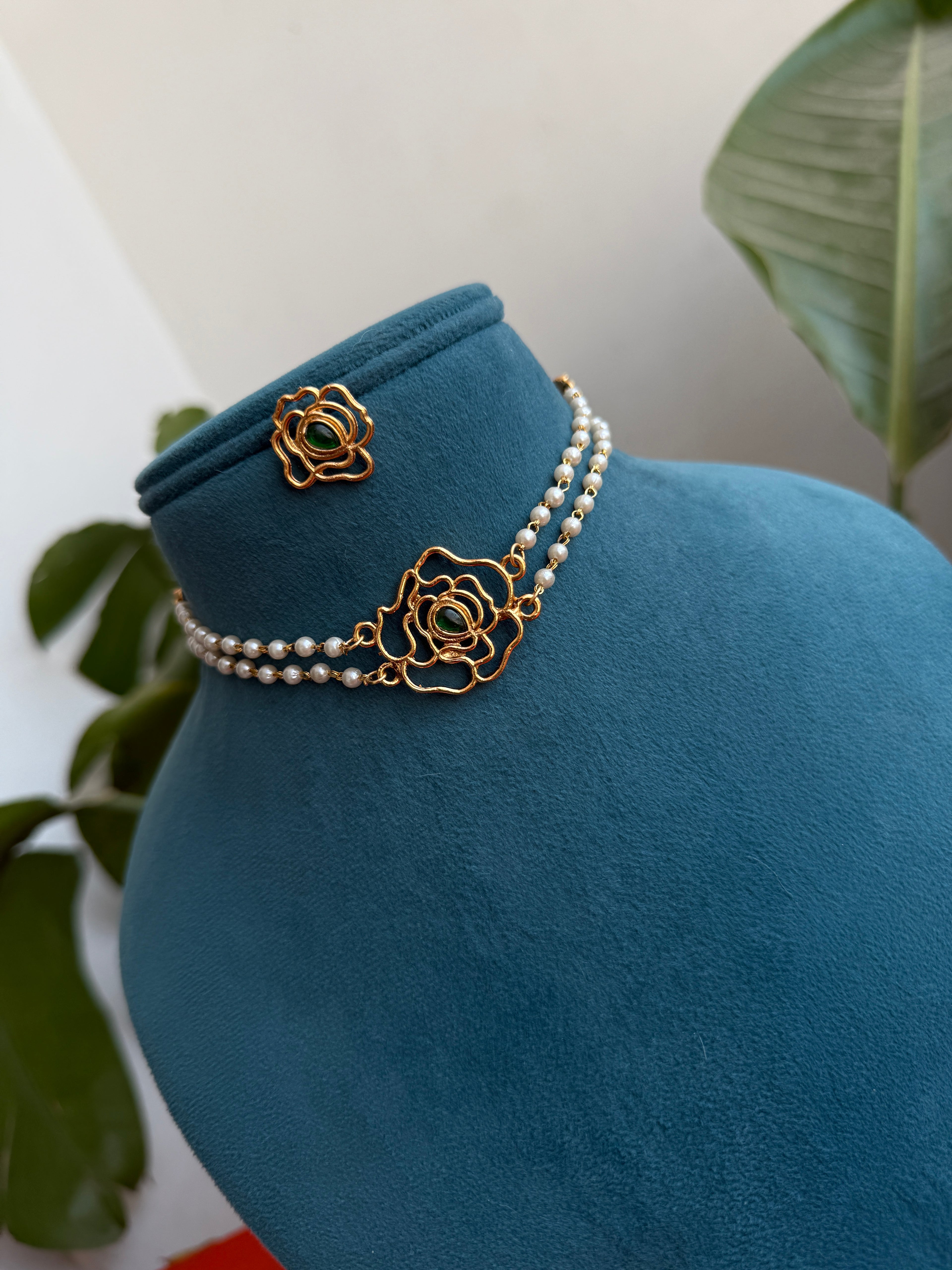 Pearl choker in 2 Colors ruby and green ns641