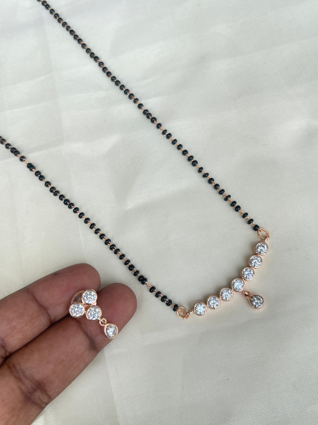 7 stones locket with single line short blackbeads and earrings bb1625