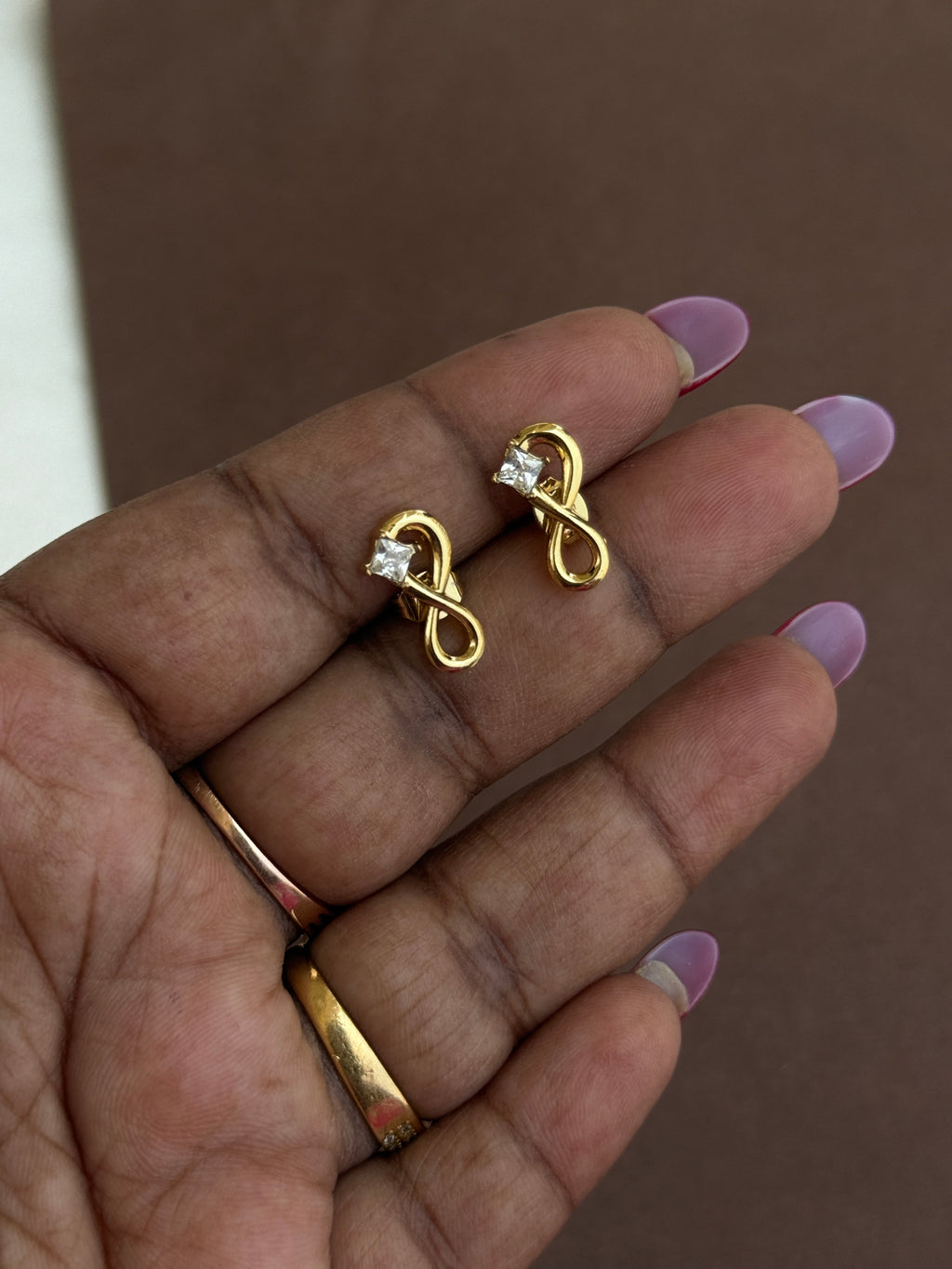 Er240 anti tarnish infinity small studs suits for kids and adults