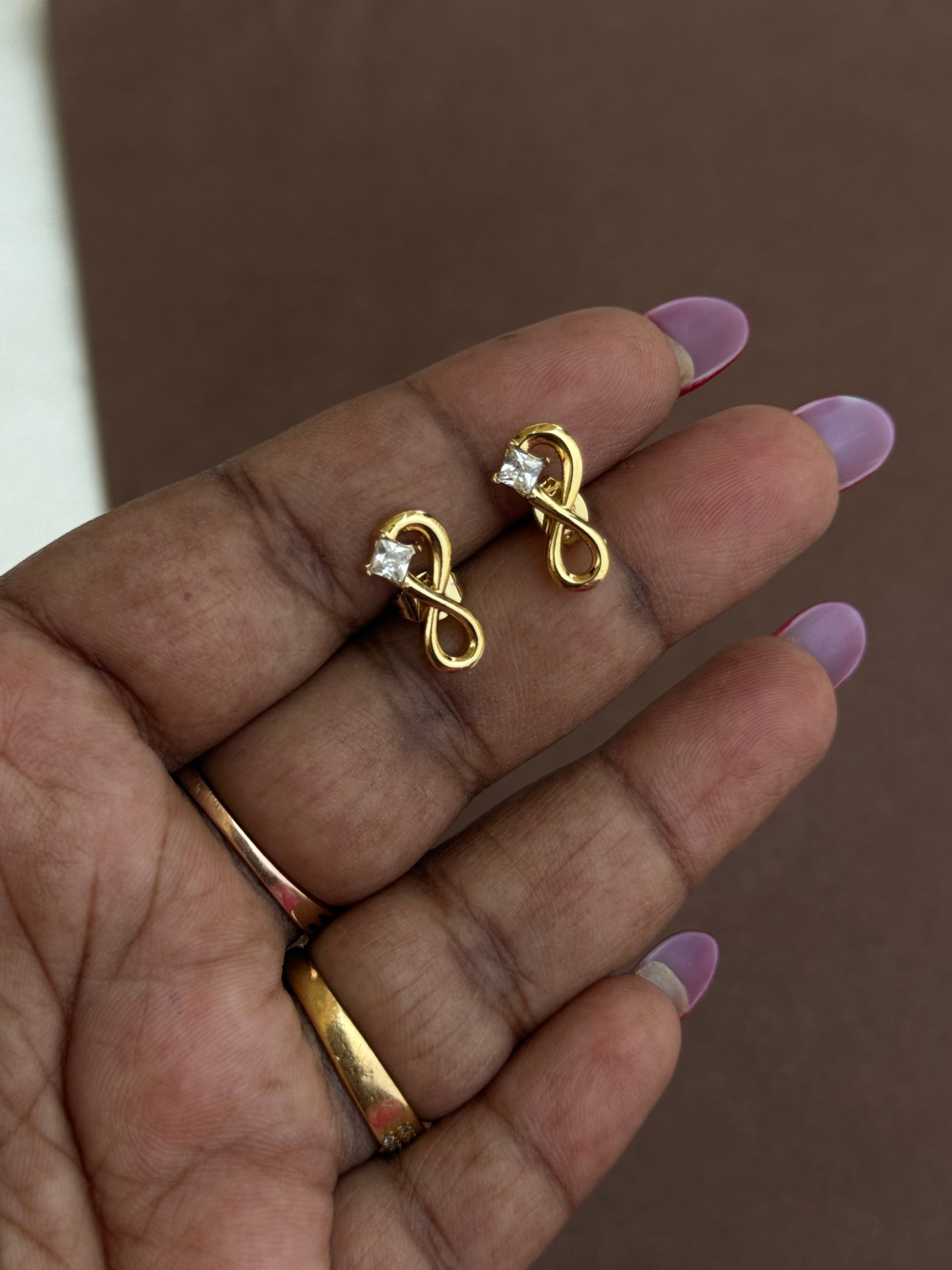 Er240 anti tarnish infinity small studs suits for kids and adults