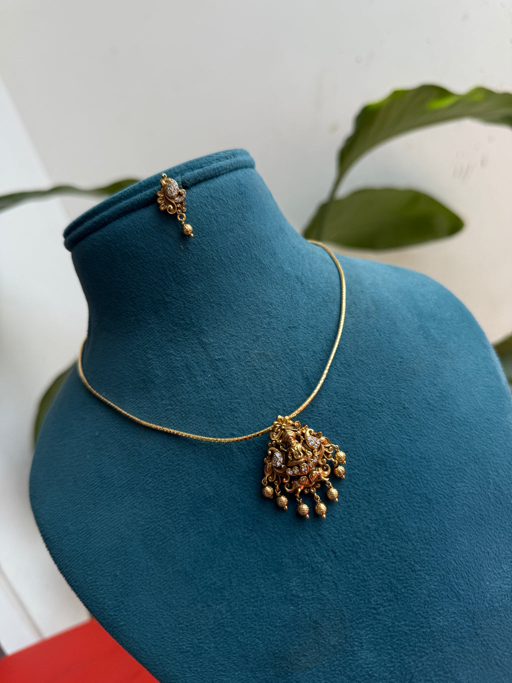 Hs011  hasli with pendant and earrings
