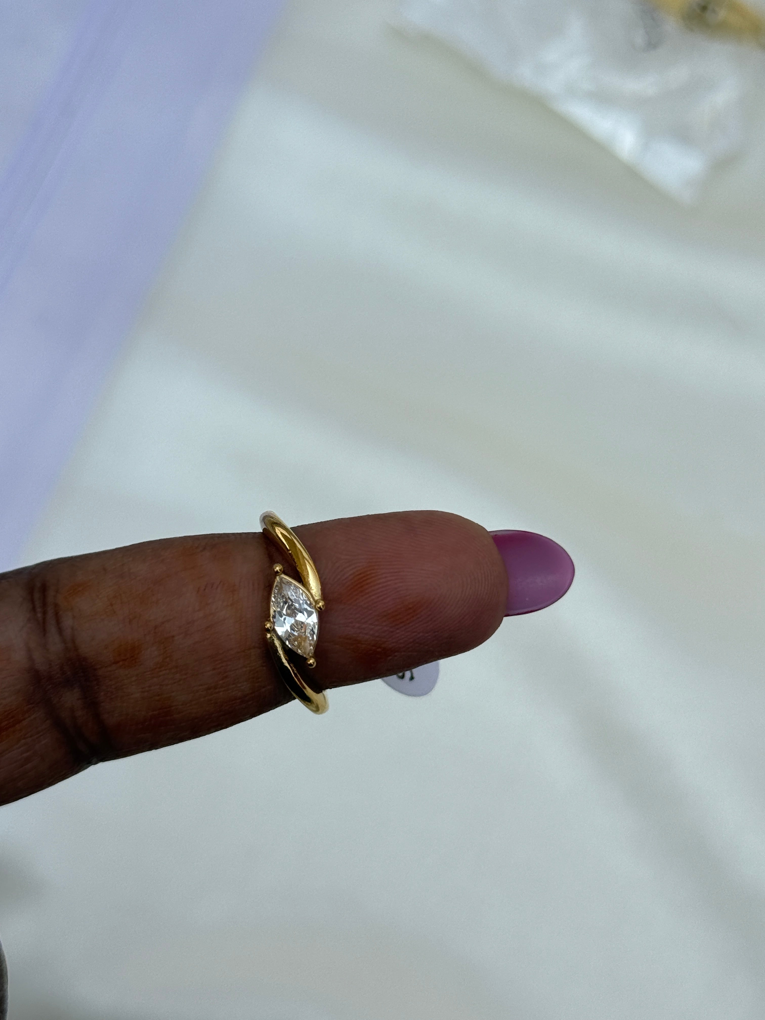 Rg058 anti tarnish white stone finger ring