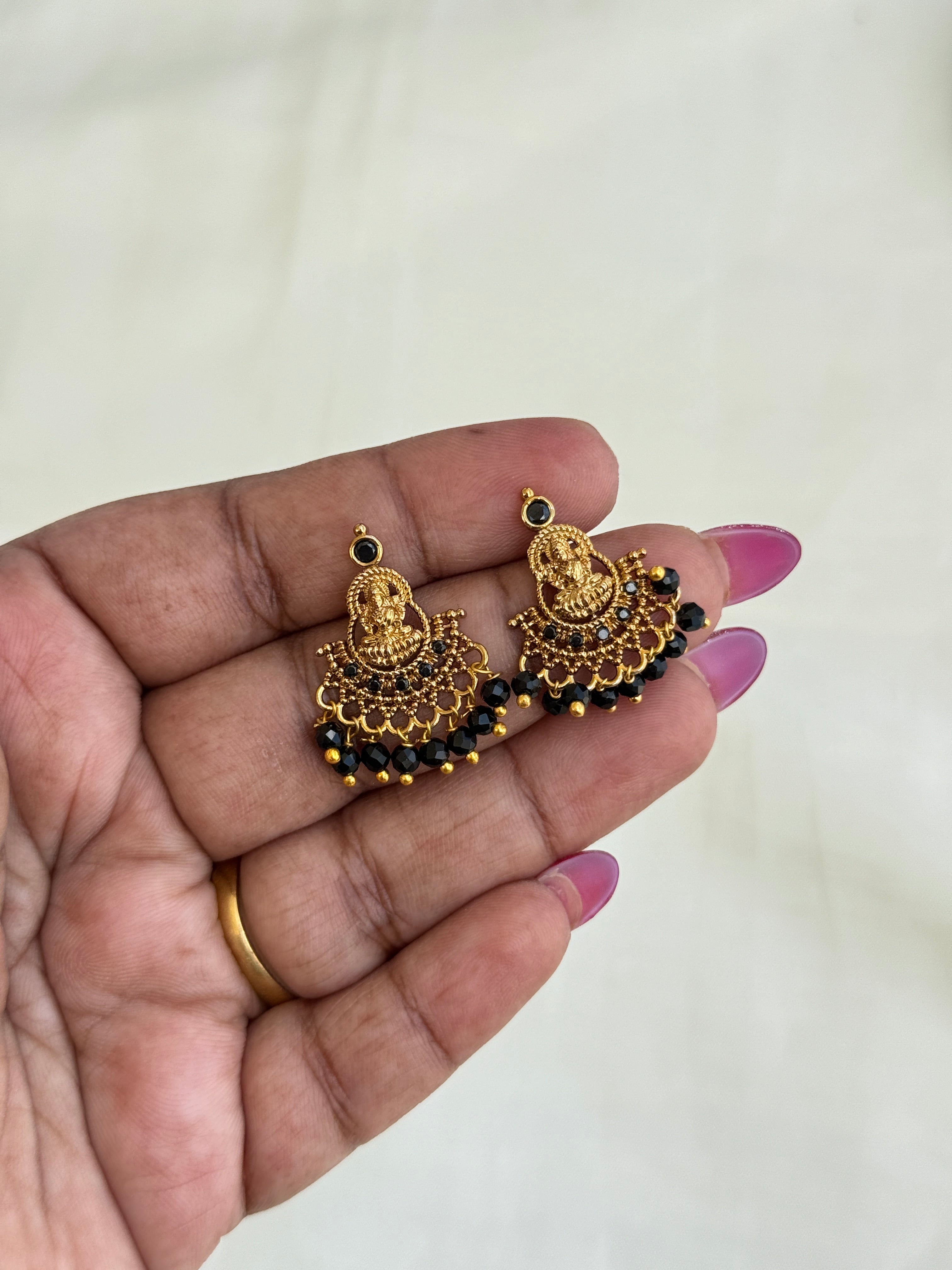Er68 Lakshmi Devi black beads pearl earrings