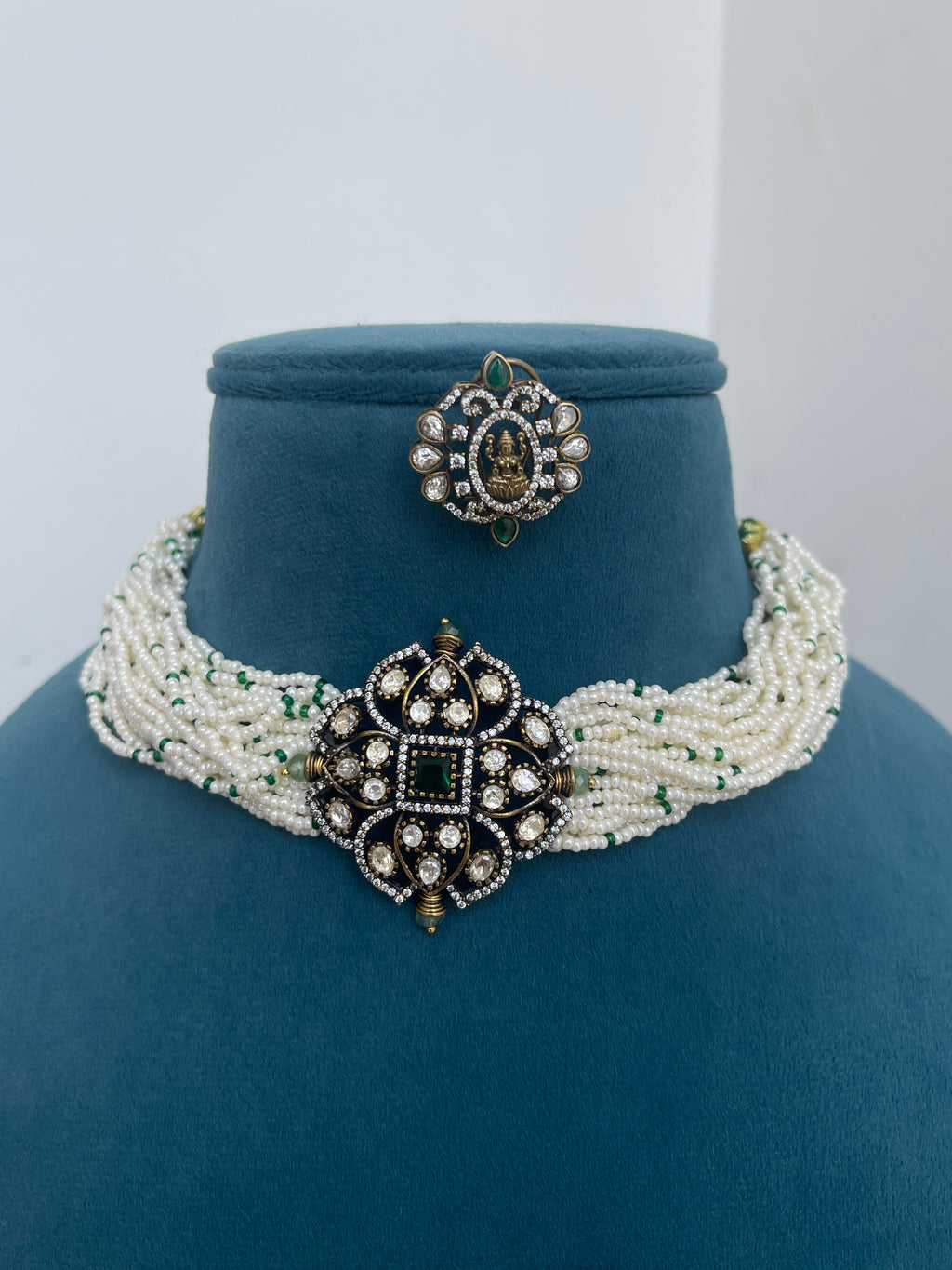 Sugar pearl choker with Victorian pendant and studs 🫶ns1507