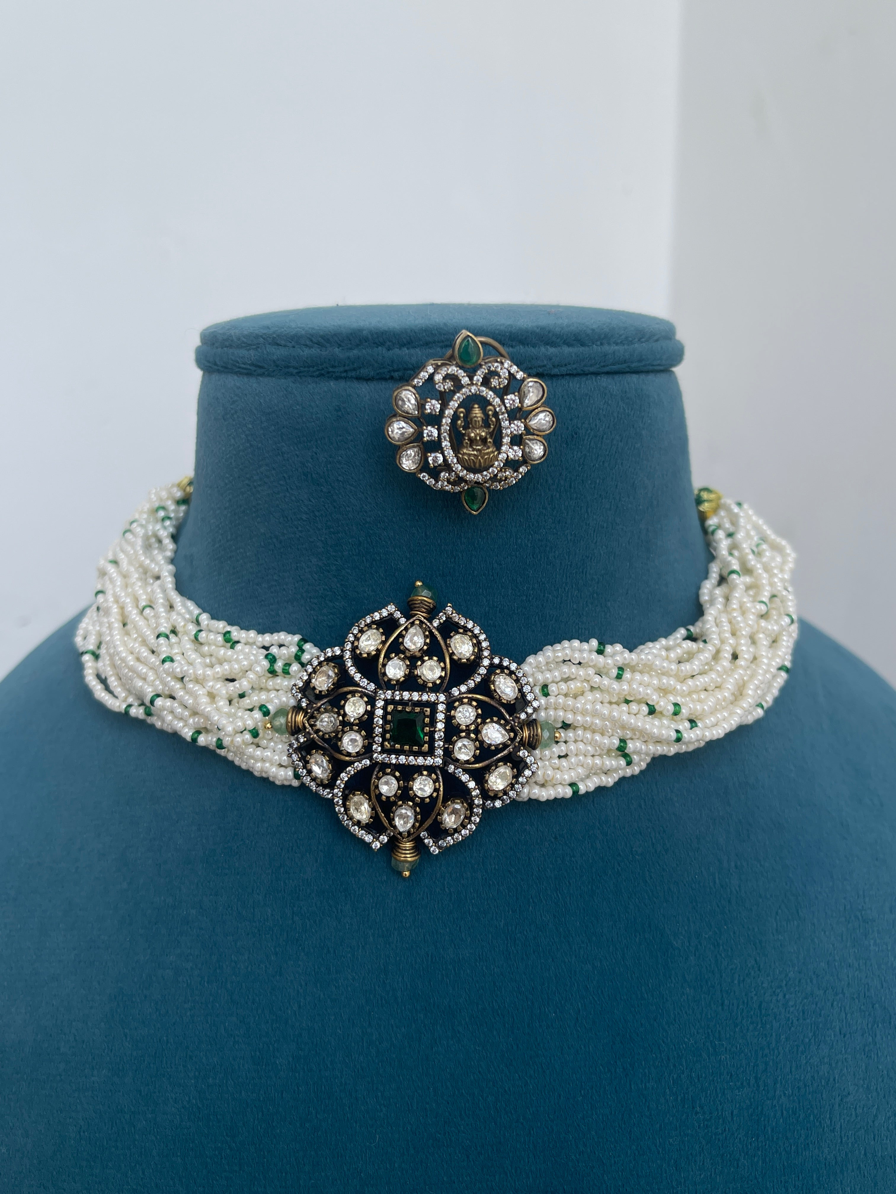 Sugar pearl choker with Victorian pendant and studs 🫶ns1507