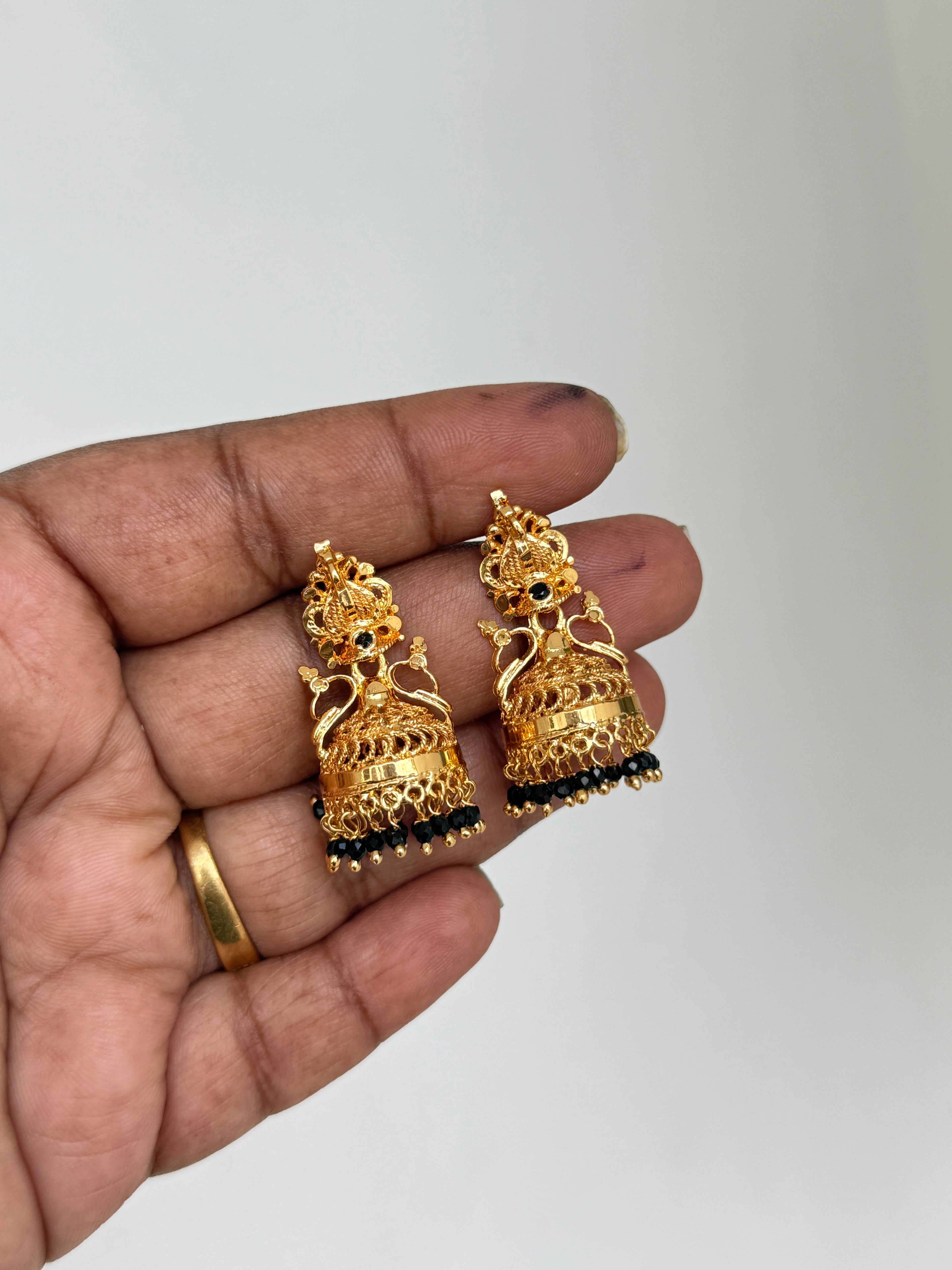 Er101 blackbeads screwback butta Earrings
