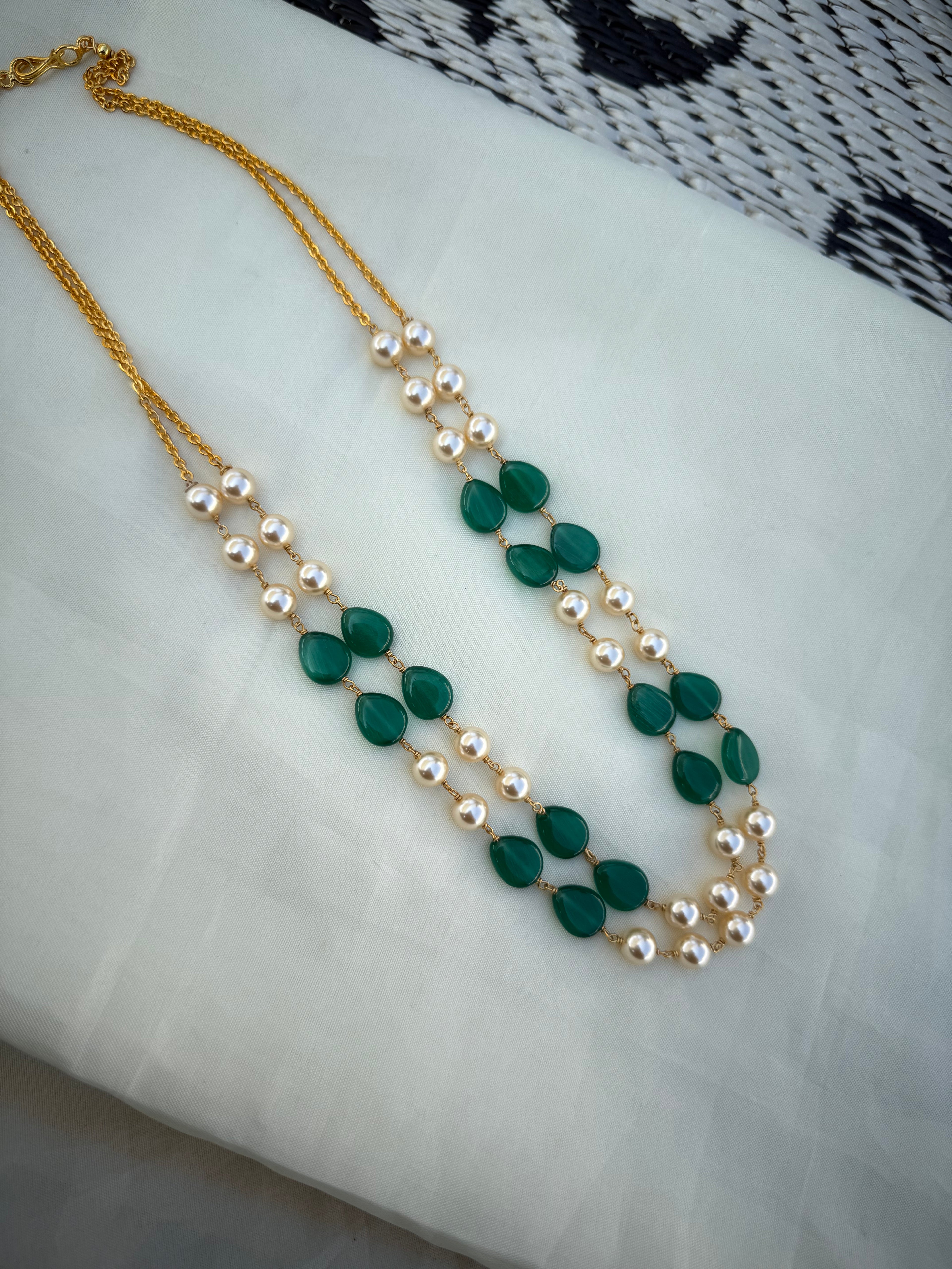Bb232 green pearl 2 lines beads
