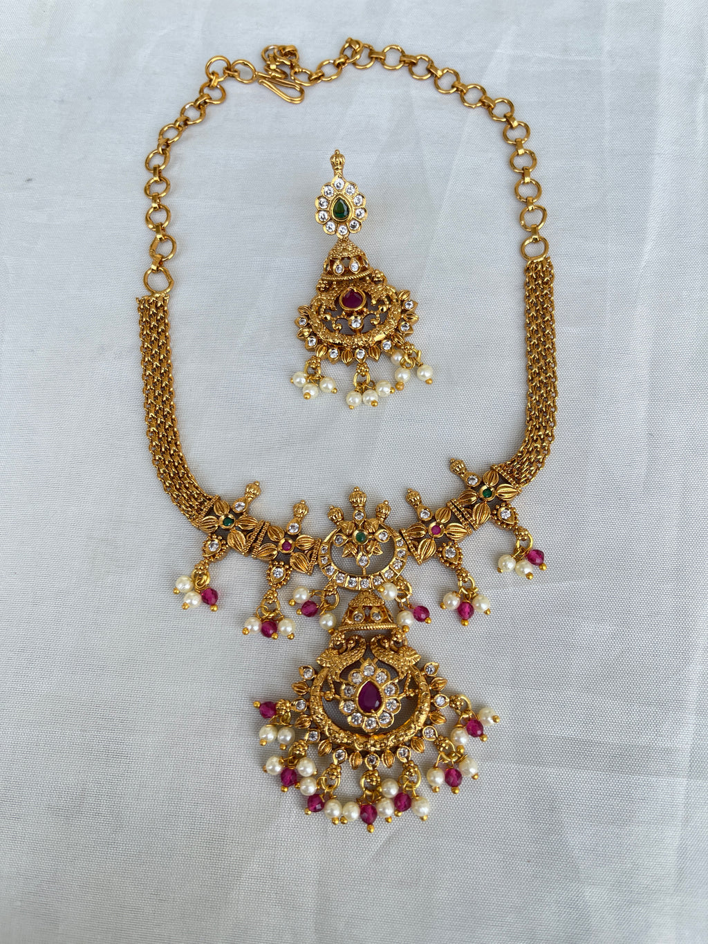Chandbali neckset in pink and white color