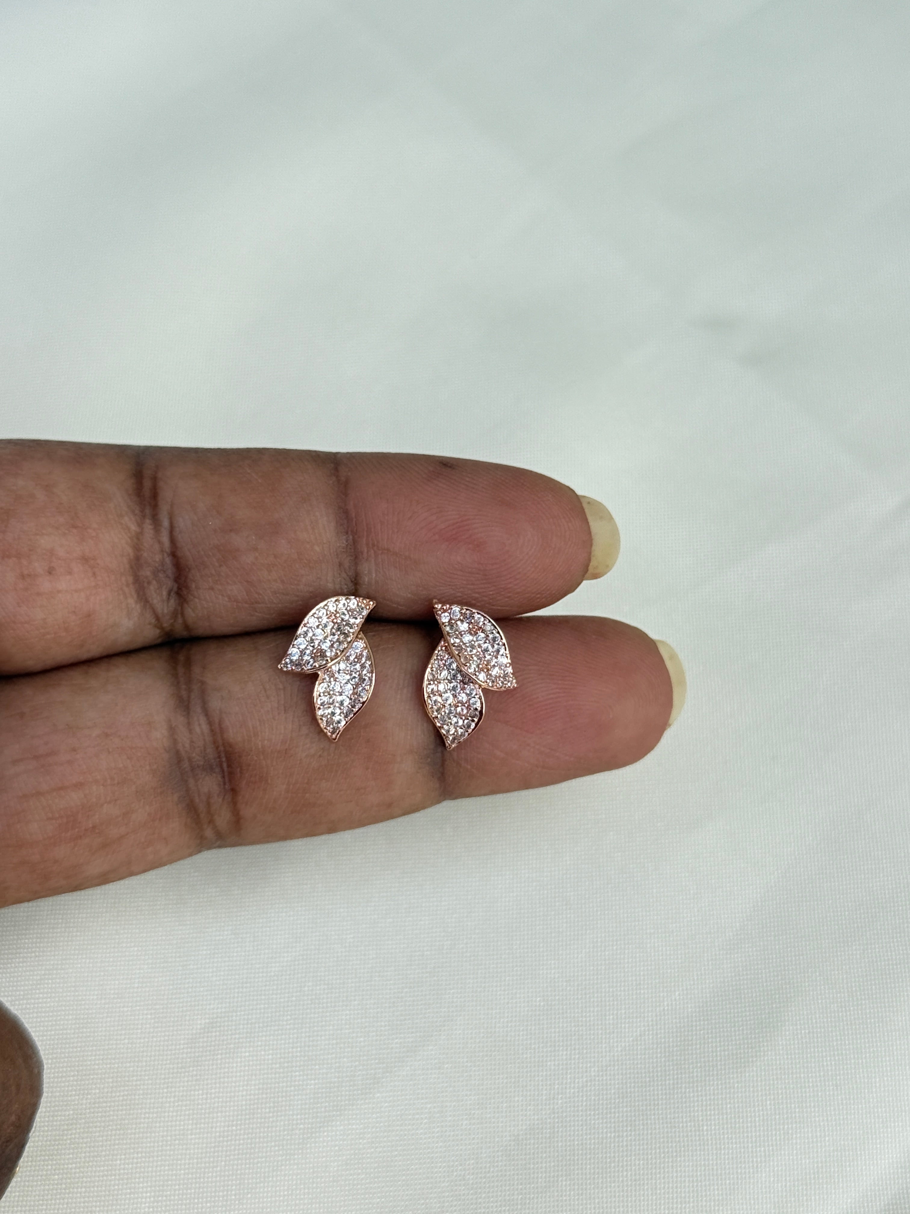 St010 2 petals studs