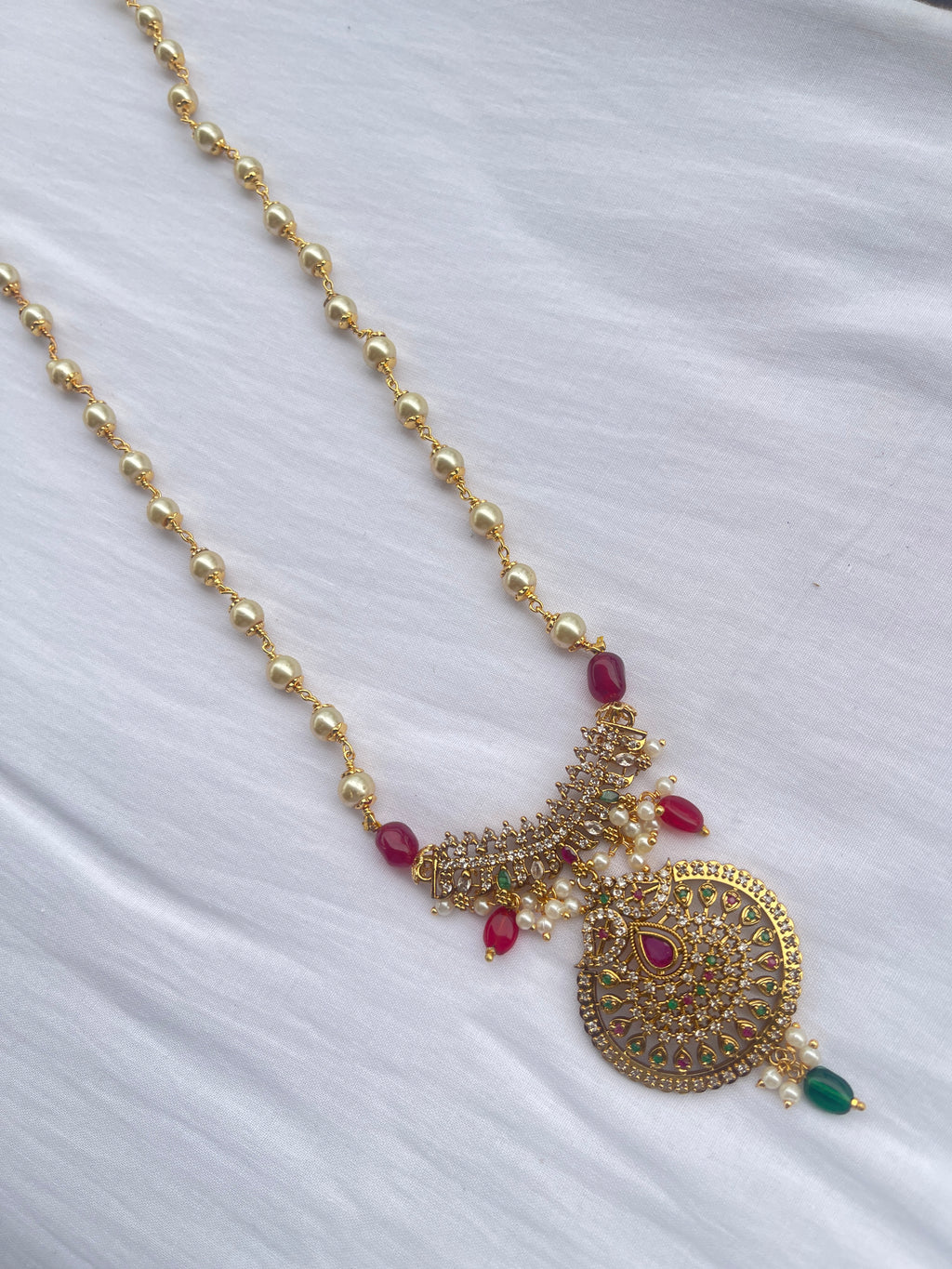 Pearl chain pendant with Ruby green pearl