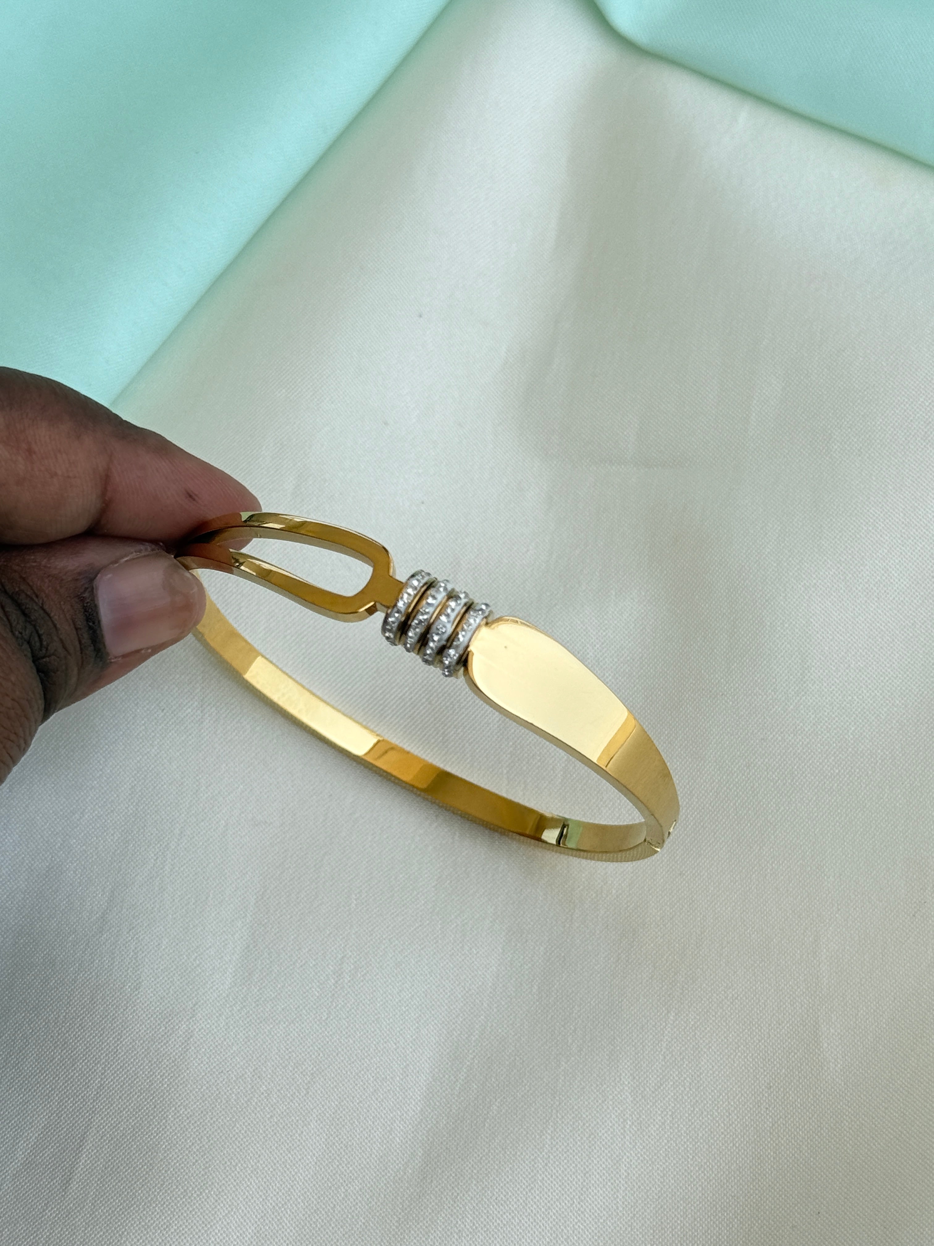 Ab570 anti tarnish 2.4 to 2.6 size openble kada bracelet