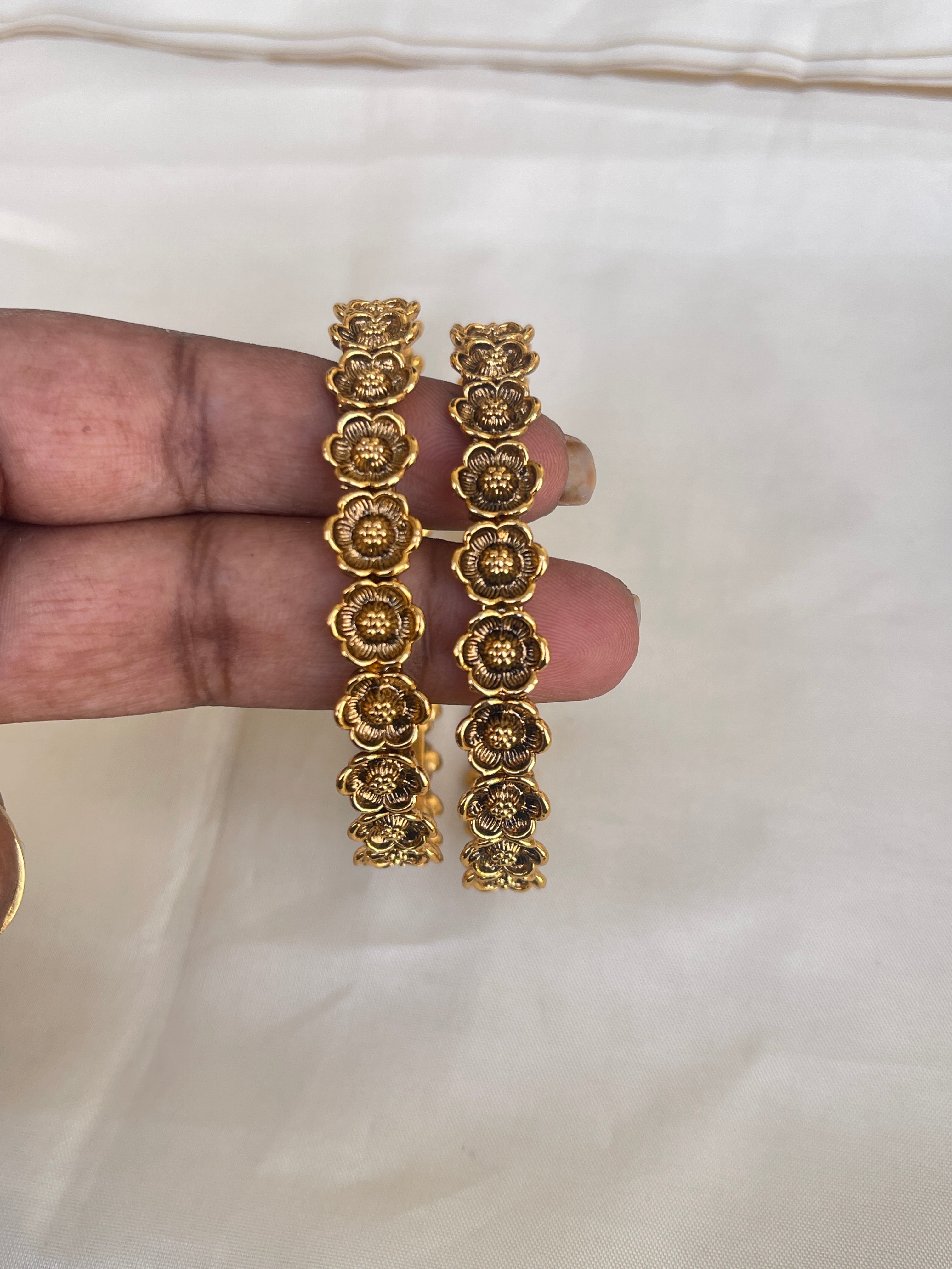 Antique bangles available in 2-4&2-6
Ab1564 sb510