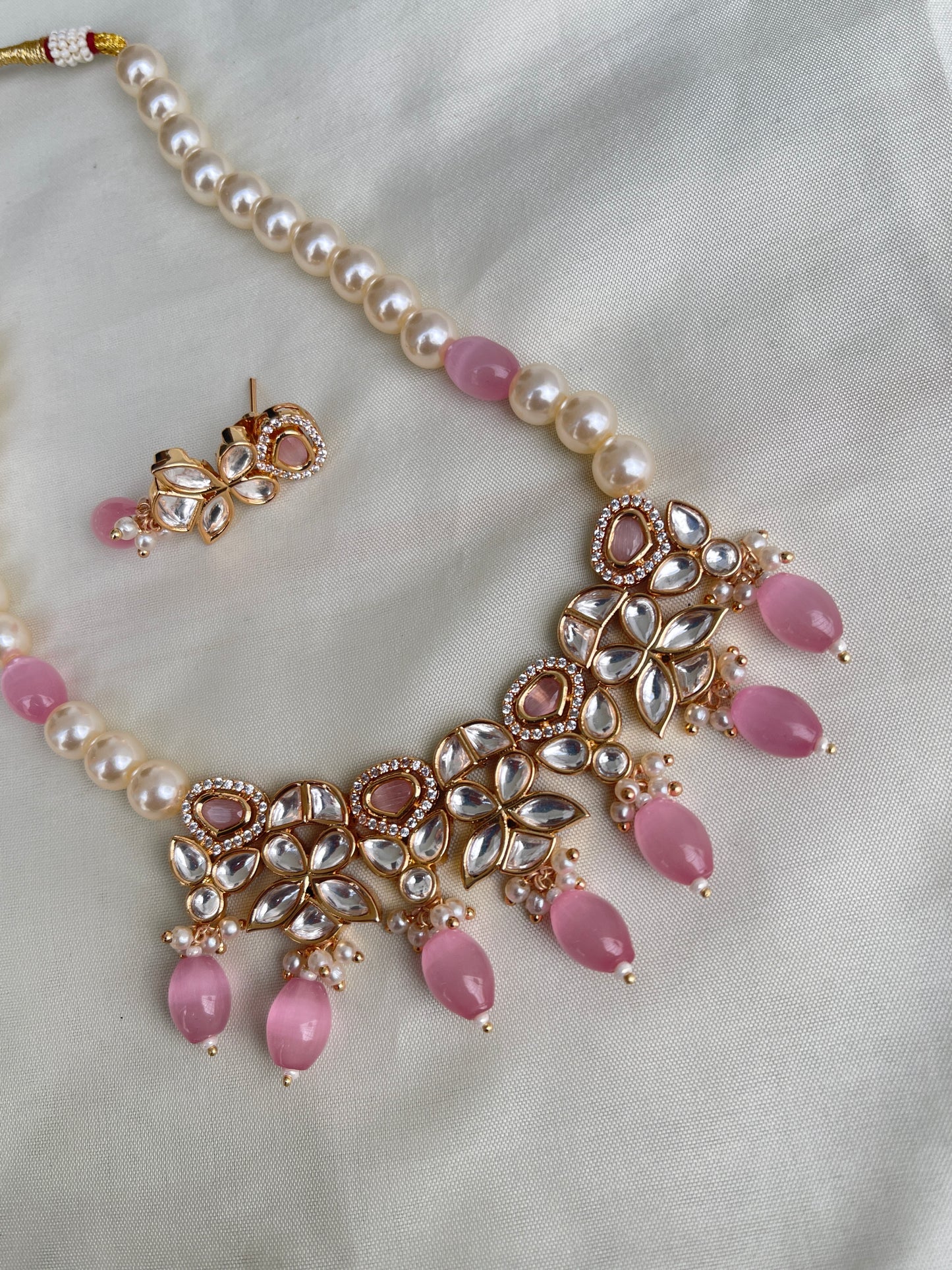 Uncut Kundan single line pearl beads