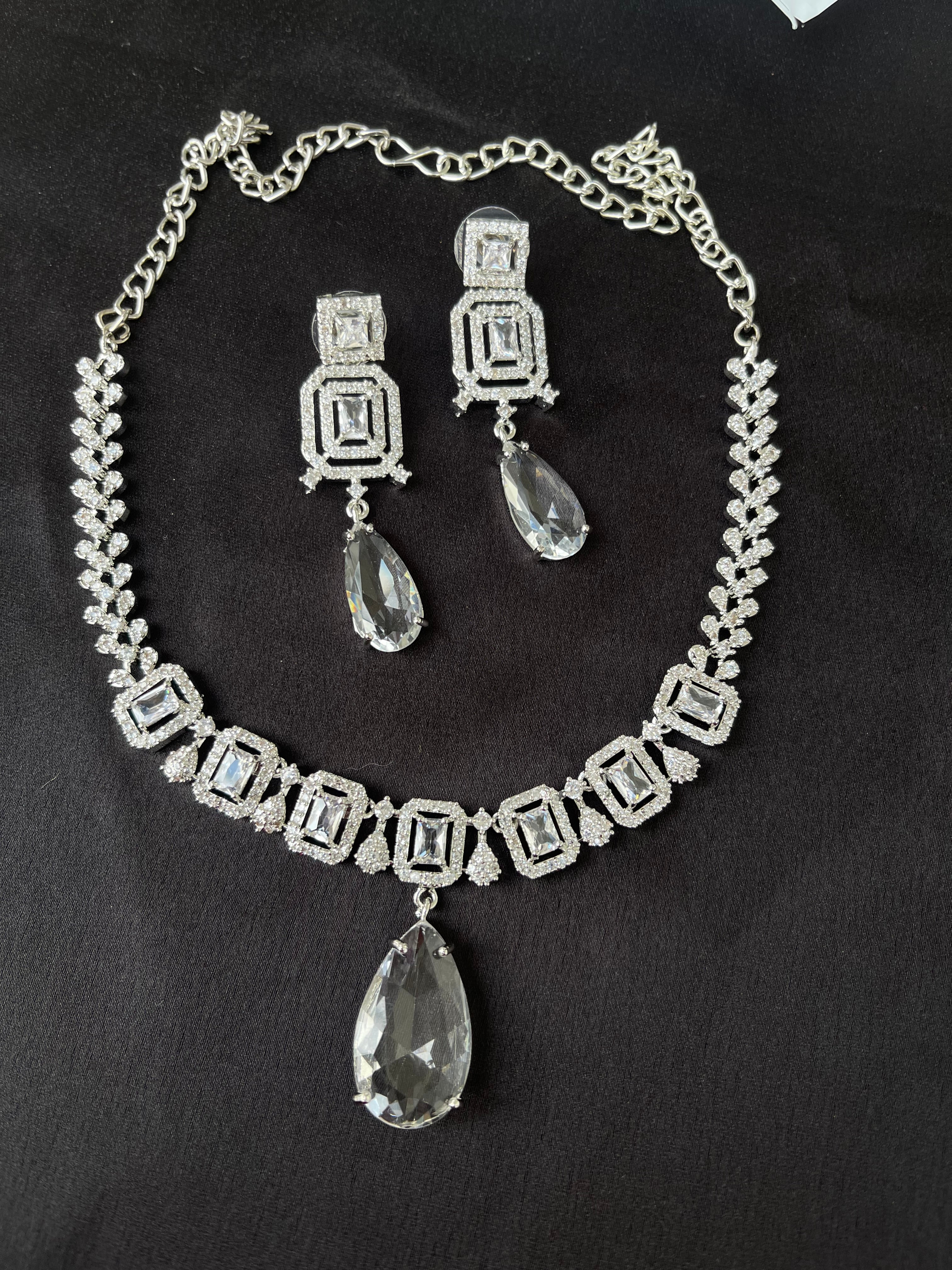 Simple diamond finish neckset