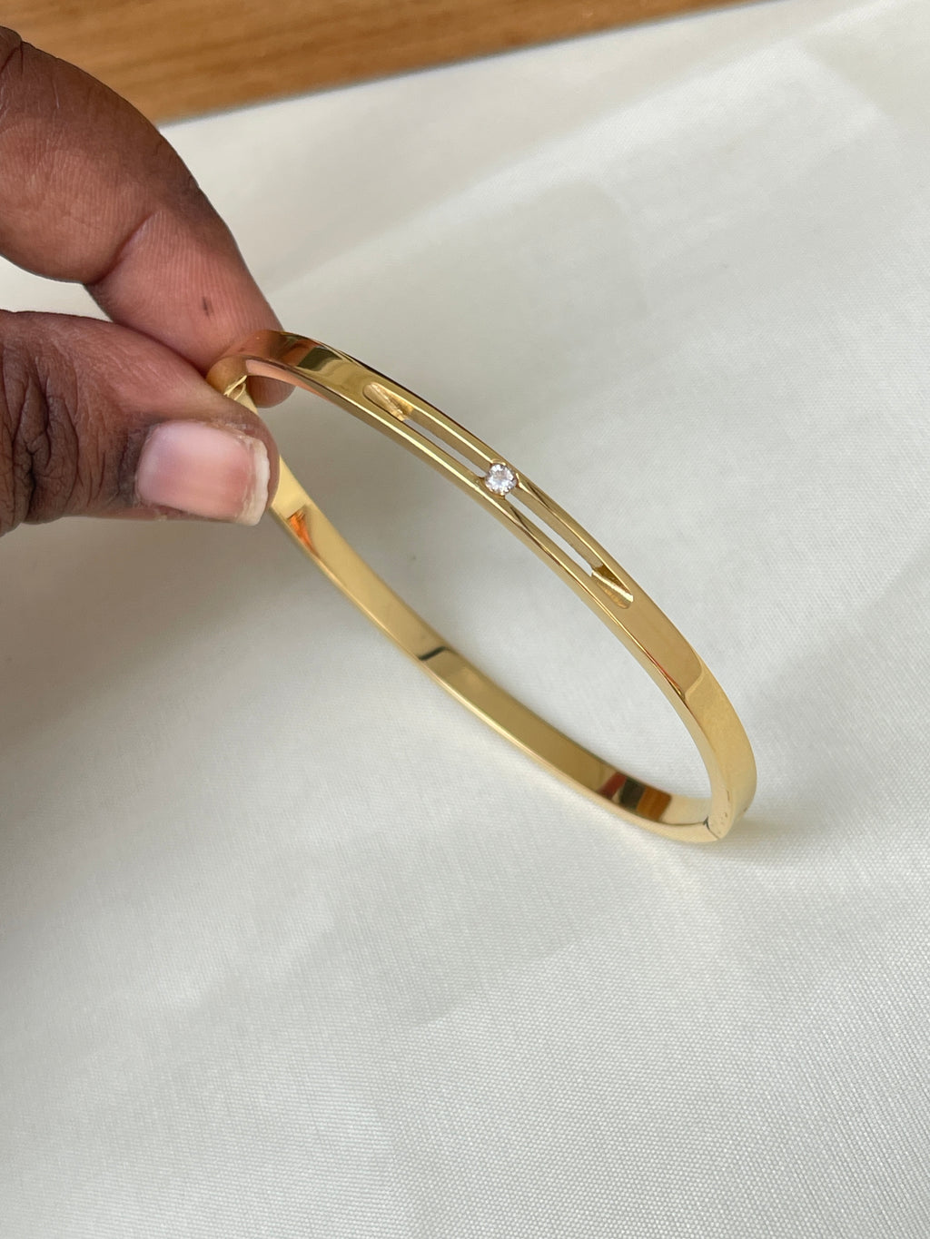 Single stone gold bracelet