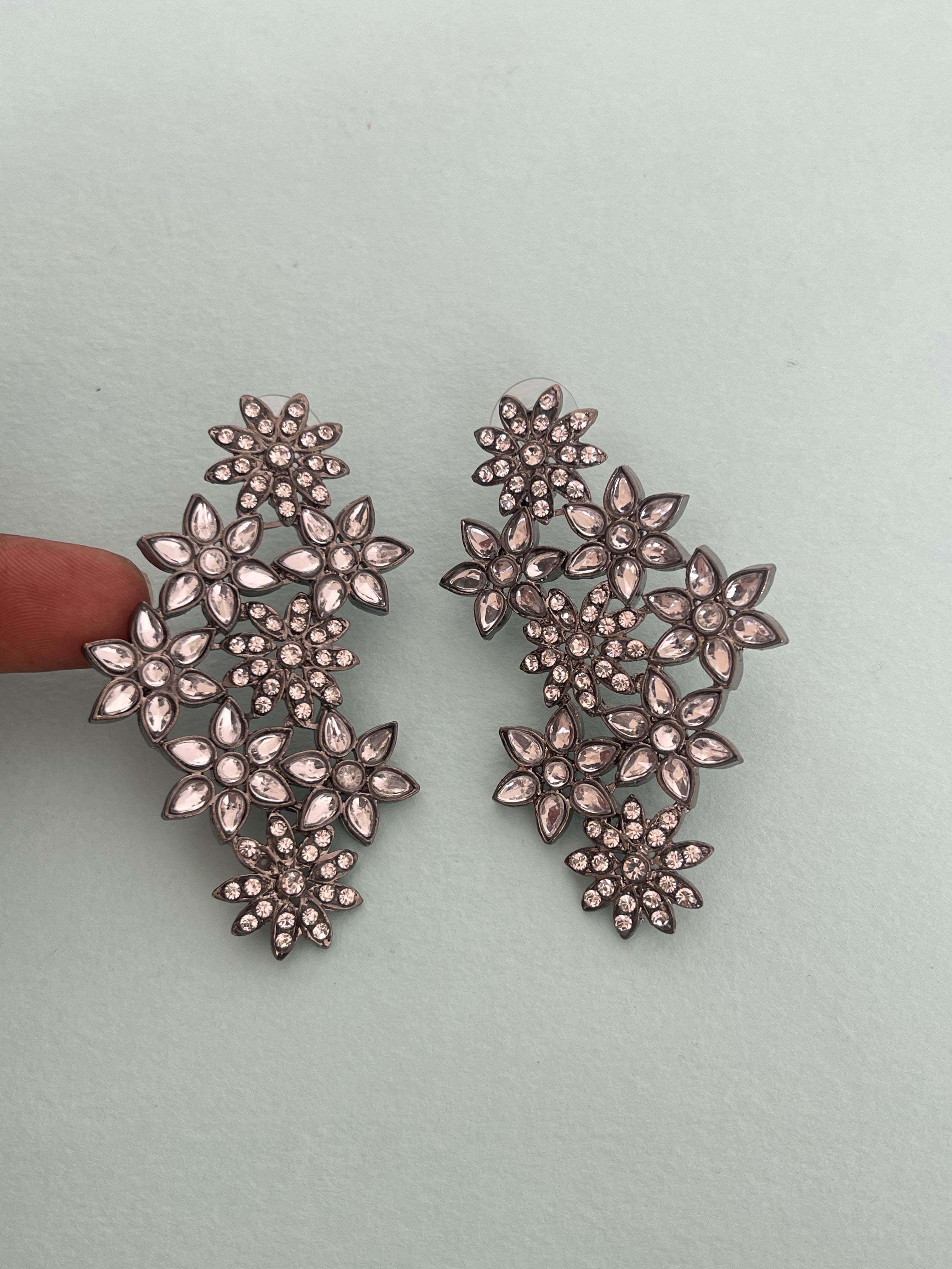 Flower mix earrings in gold Oxidised