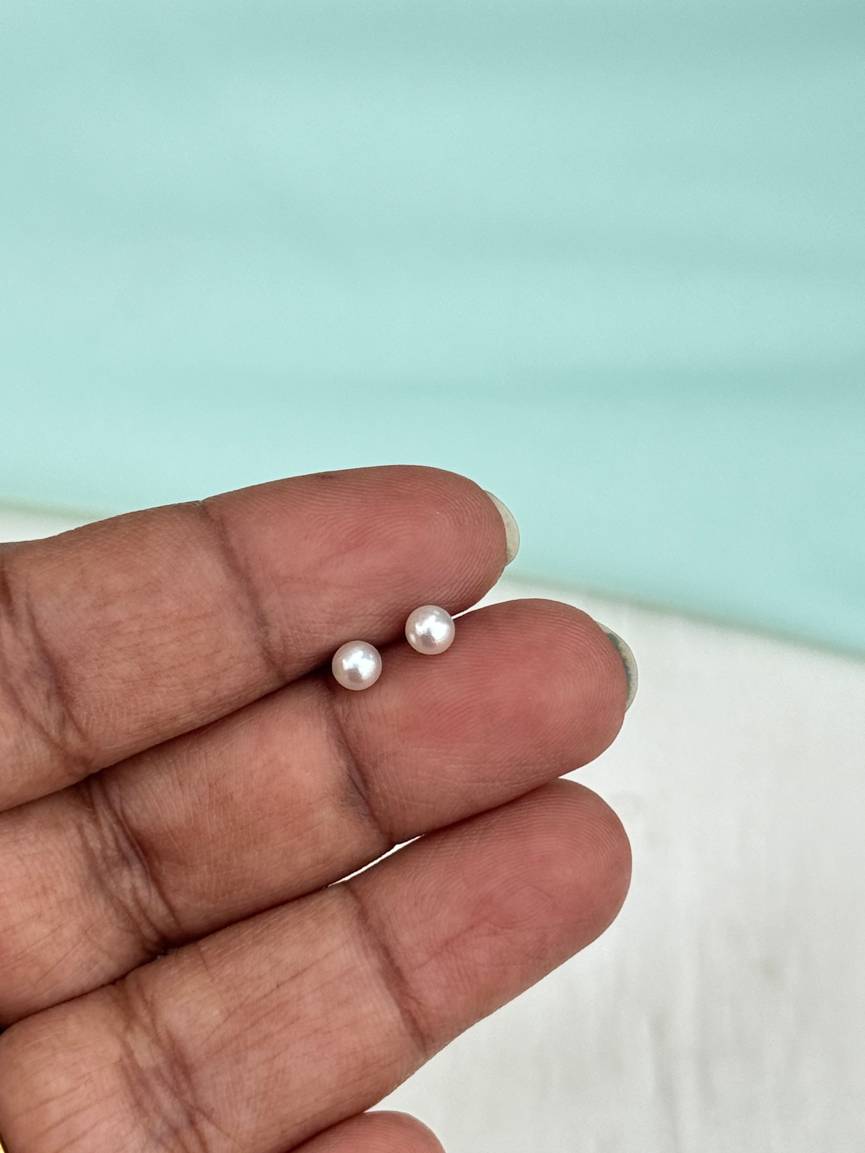 St181 small Perl stud
