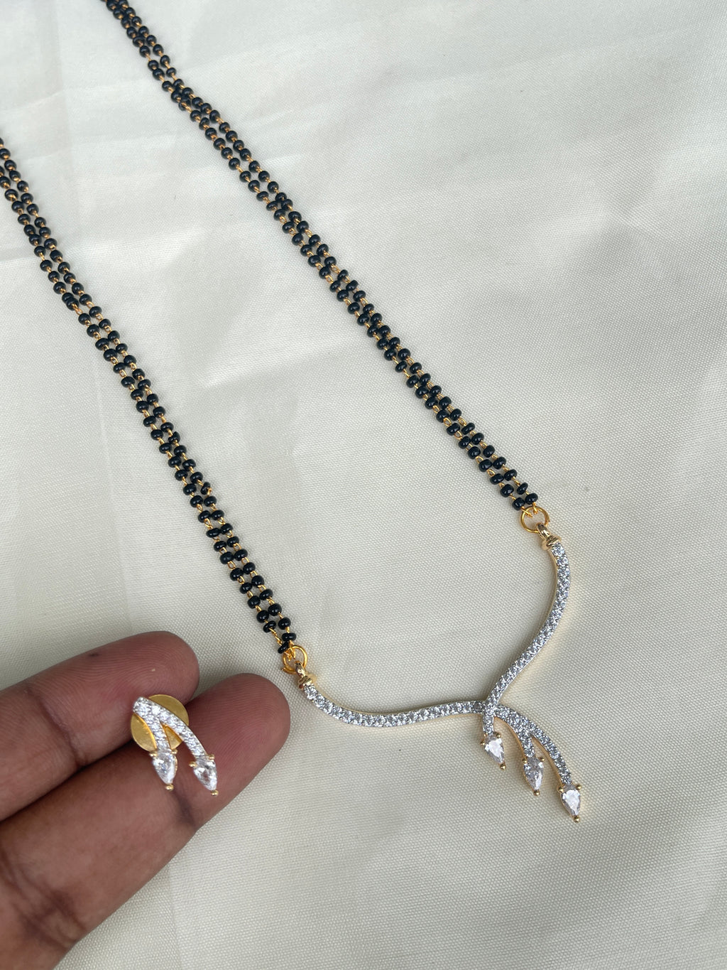 U diamond locket with 2 lines short blackbeads bb1624